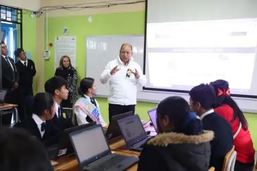 A través de esta plataforma, los jóvenes tienen información sobre las especialidades universitarias y técnicas que ofrecen las instituciones públicas y privadas del país, aquellas con mayor demanda en el mercado y los sueldos que ofrecen.