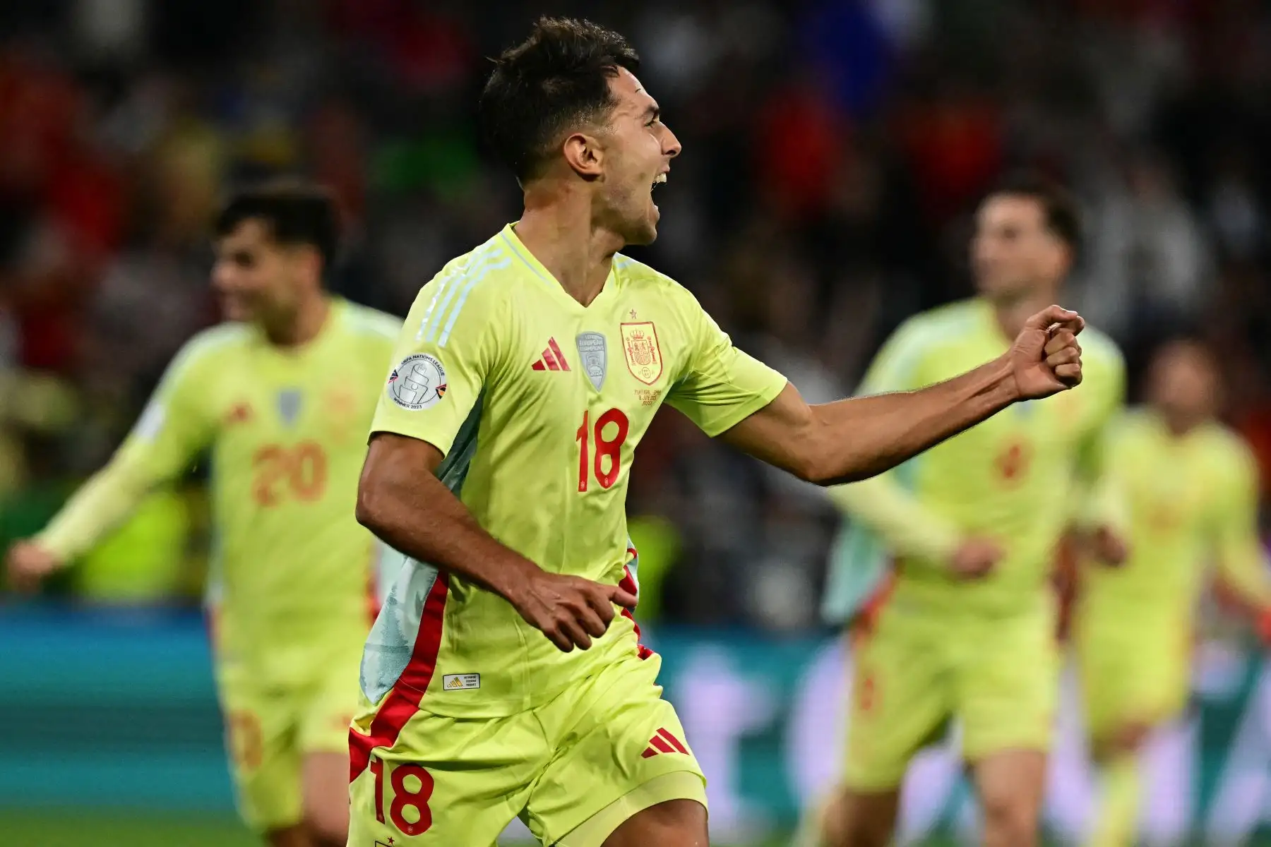 El centrocampista  de España, Martín Zubimendi, celebra el primer gol con sus compañeros de equipo durante la final de la Liga de Naciones de la UEFA entre Portugal y España en Múnich, sur de Alemania.
Foto: AFP