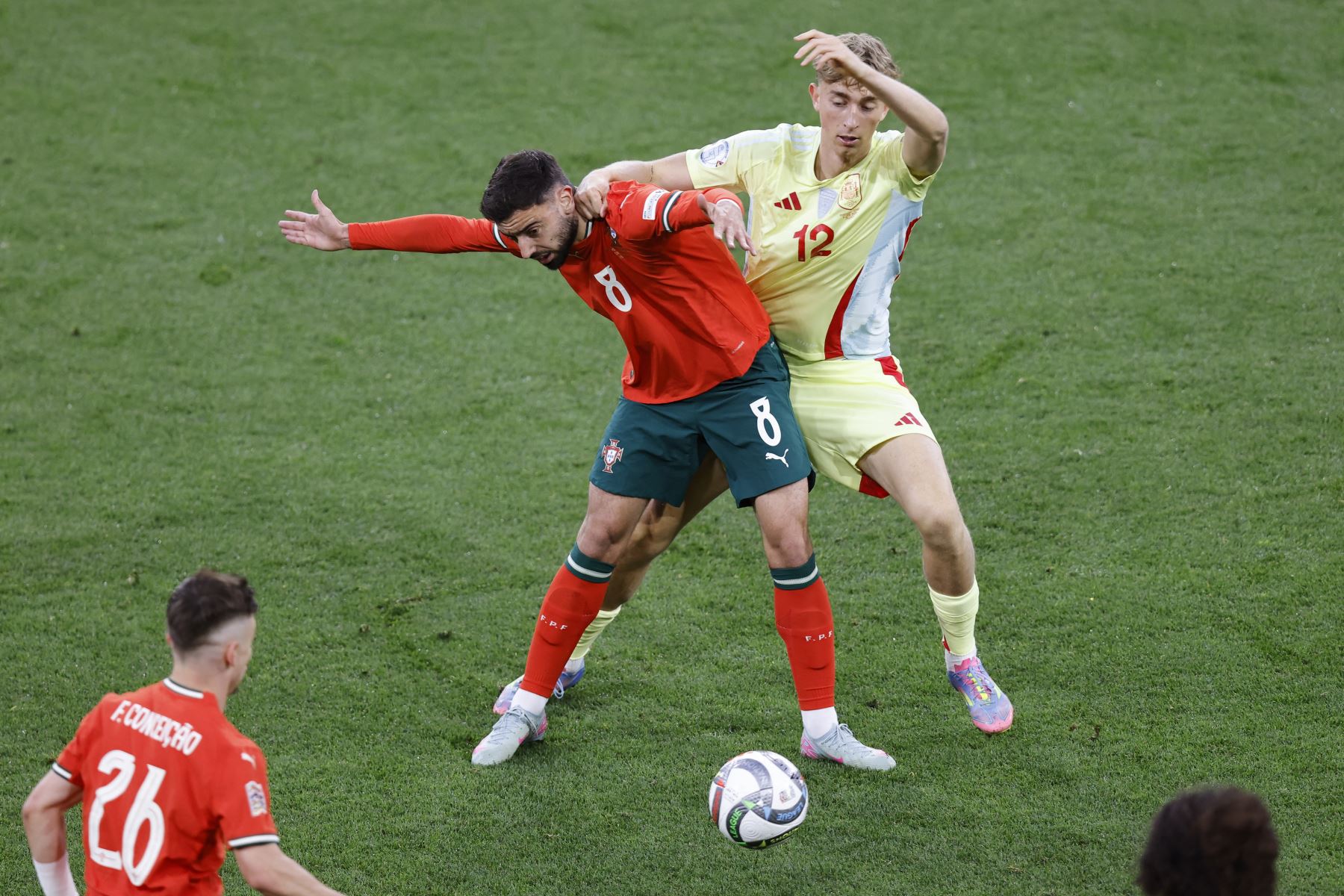 El centrocampista de Portugal, Bruno Fernandes  y el defensor  de España, Dean Huijsen, compiten por el balón durante la final de la Liga de Naciones de la UEFA entre Portugal y España en Múnich, sur de Alemania.
Foto: AFP