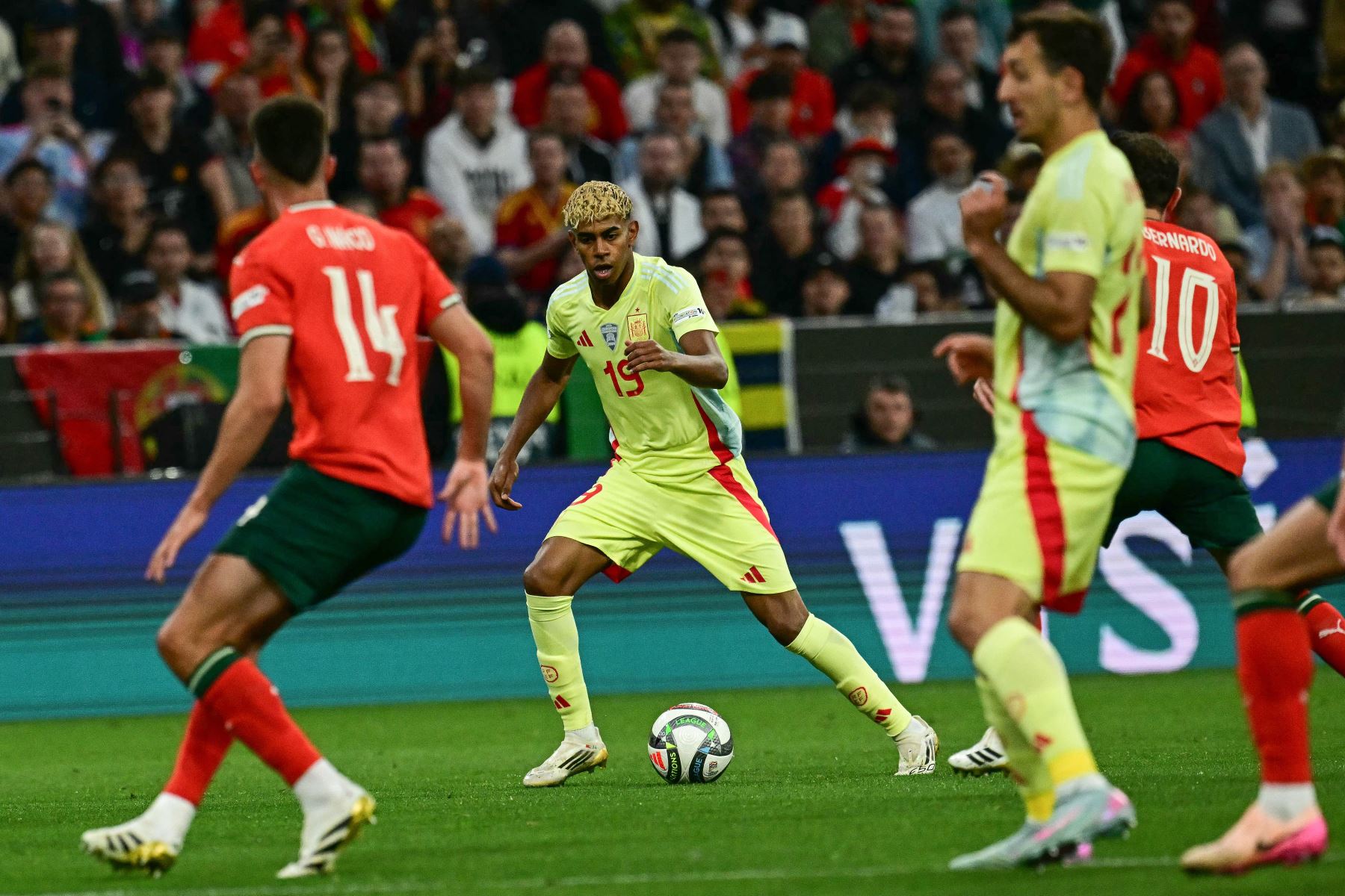 El delantero  de España, Lamine Yamal, juega el balón durante el partido final de la Liga de Naciones de la UEFA entre Portugal y España en Múnich, sur de Alemania.
Foto: AFP