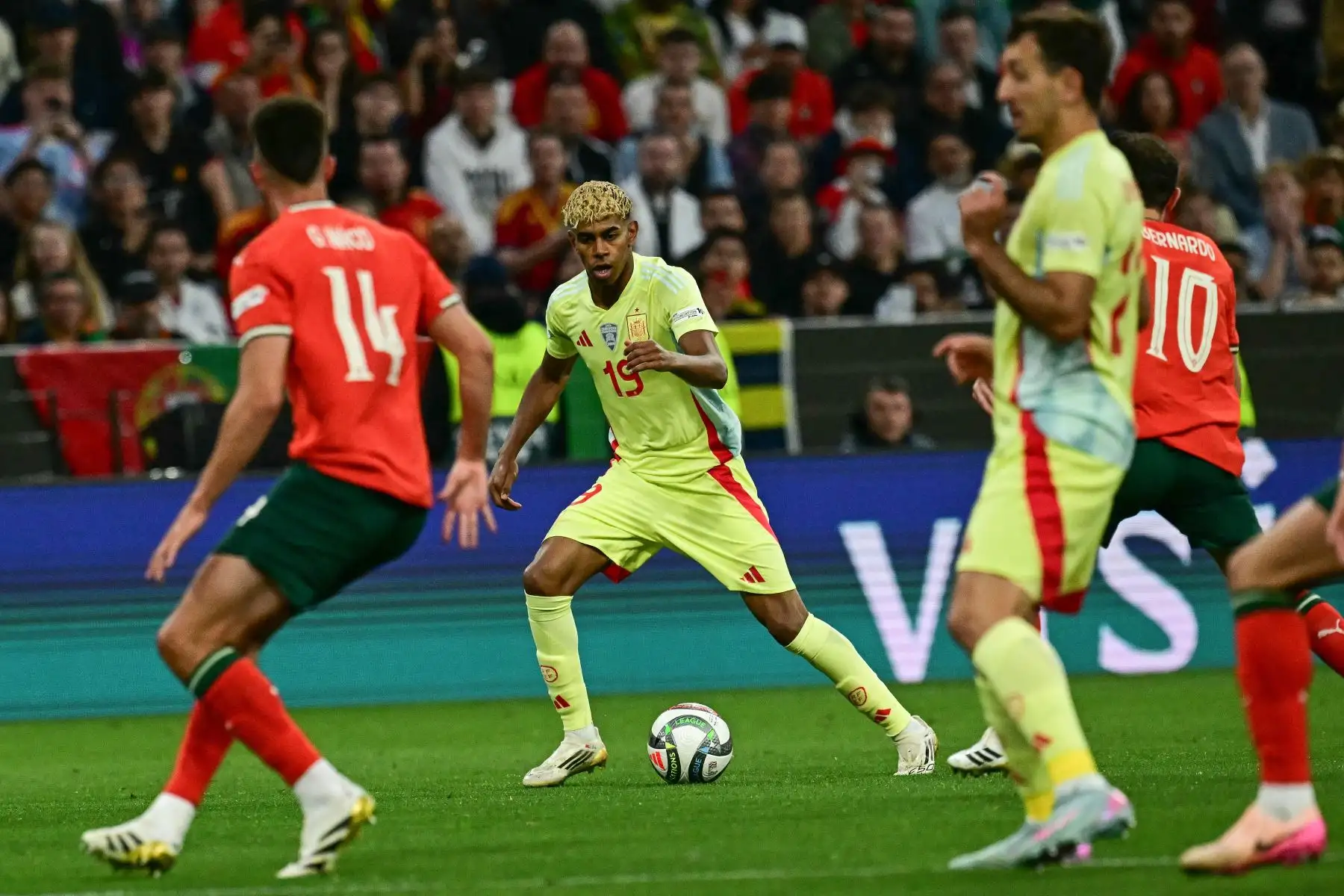 El delantero  de España, Lamine Yamal, juega el balón durante el partido final de la Liga de Naciones de la UEFA entre Portugal y España en Múnich, sur de Alemania.
Foto: AFP