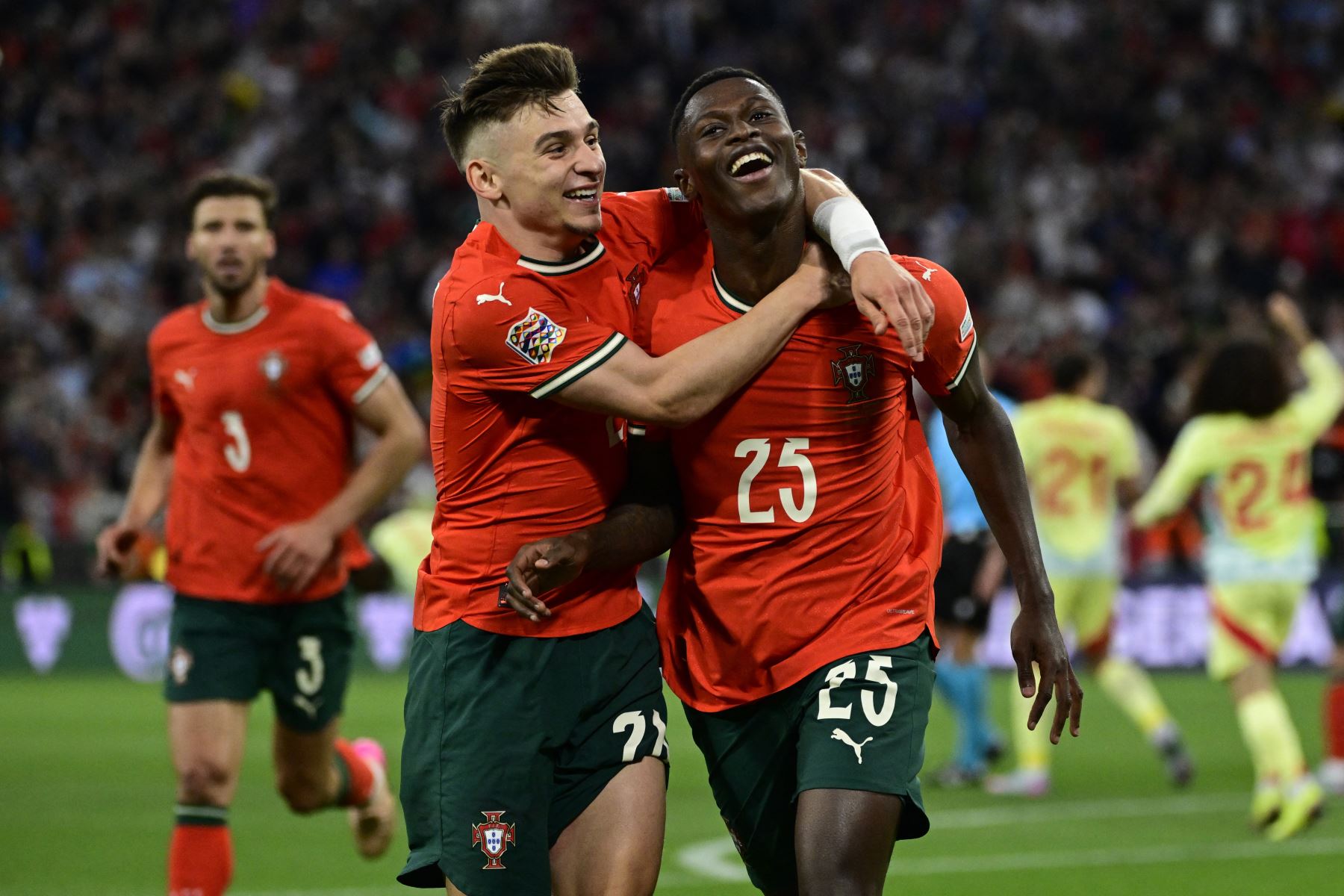 El defensa de Portugal, Nuno Mendes , celebra el primer gol de su equipo con el delantero  de Portugal, Francisco Conceicao, durante la final de la Liga de Naciones de la UEFA entre Portugal y España en Múnich, sur de Alemania.
Foto: AFP