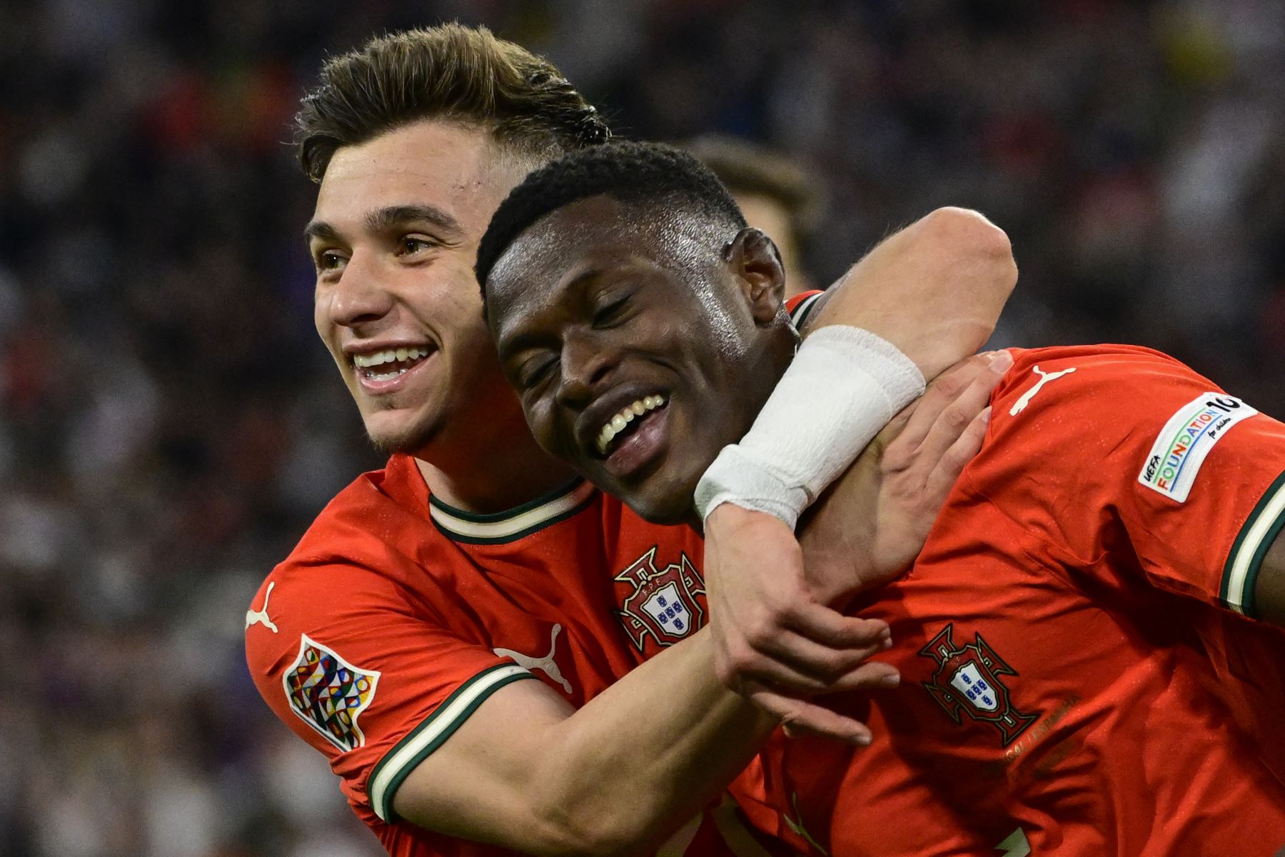 El defensa de Portugal, Nuno Mendes , celebra el primer gol de su equipo con el delantero  de Portugal, Francisco Conceicao, durante la final de la Liga de Naciones de la UEFA entre Portugal y España en Múnich, sur de Alemania.
Foto: AFP