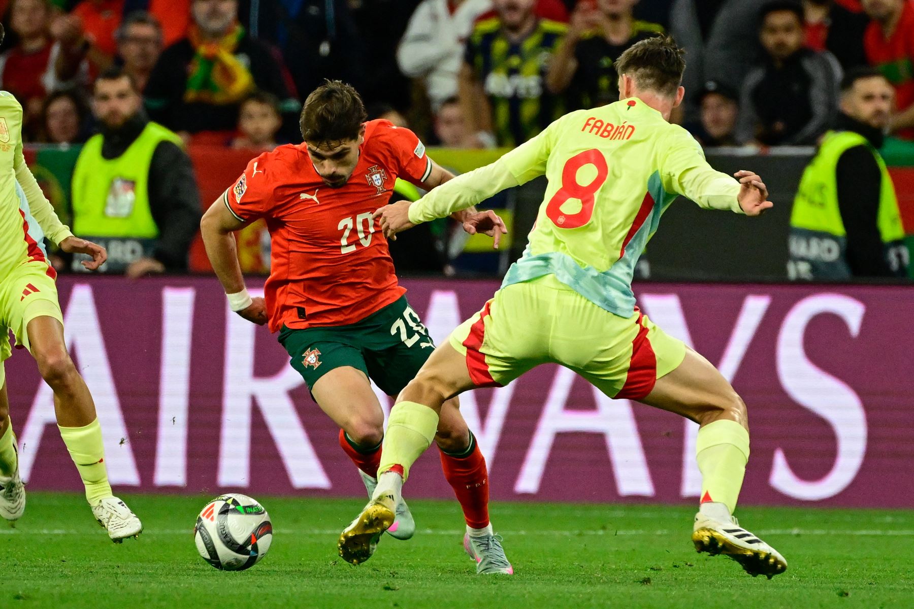 El delantero  de Portugal, Pedro Neto y el centrocampista  de España, Fabián Ruiz, compiten por el balón durante el partido final de la Liga de Naciones de la UEFA entre Portugal y España en Múnich, sur de Alemania.
Foto: AFP
