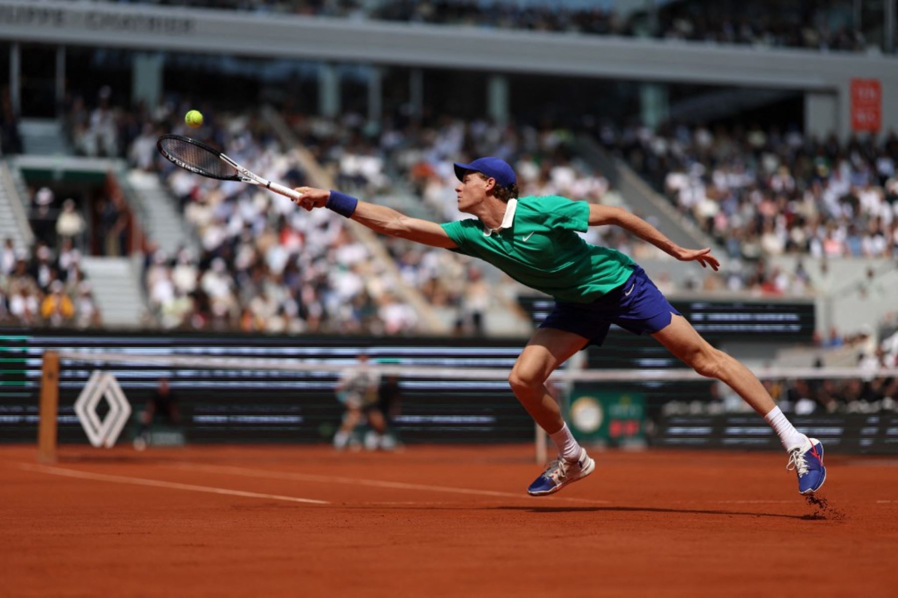 El italiano Jannik Sinner juega un revés al español Carlos Alcaraz durante su partido final de individuales masculinos en el día 15 del torneo de tenis Abierto de Francia en la cancha Philippe-Chatrier en el Complejo Roland-Garros en París el 8 de junio de 2025. (Foto de Alain JOCARD / AFP)