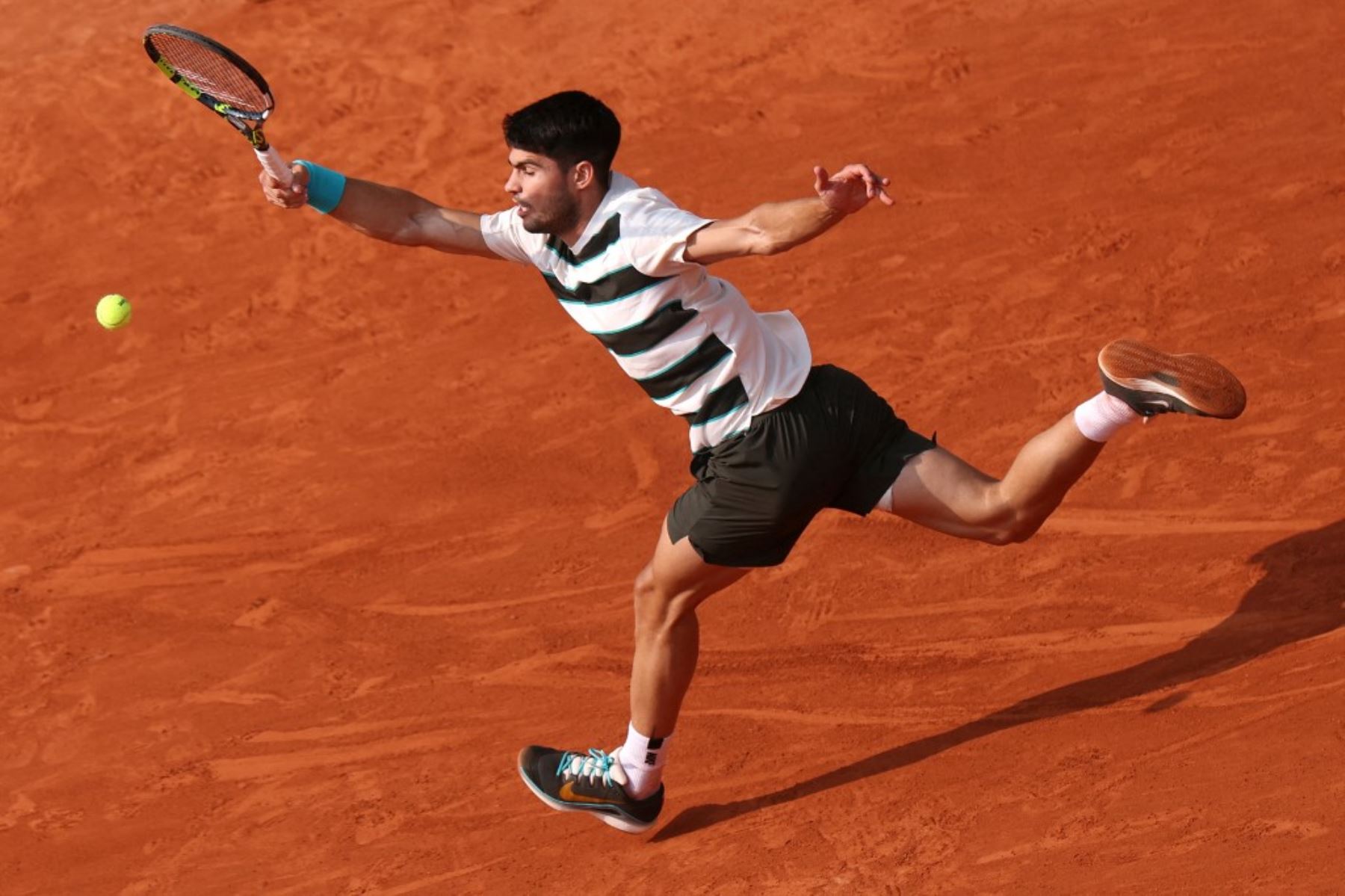 El español Carlos Alcaraz juega un retorno de derecha para el italiano Jannik Sinner durante su partido final de individuales masculinos el día 15 del torneo de tenis Abierto de Francia en la cancha Philippe-Chatrier en el Complejo Roland-Garros en París el 8 de junio de 2025. (Foto de ALAIN JOCARD / AFP)