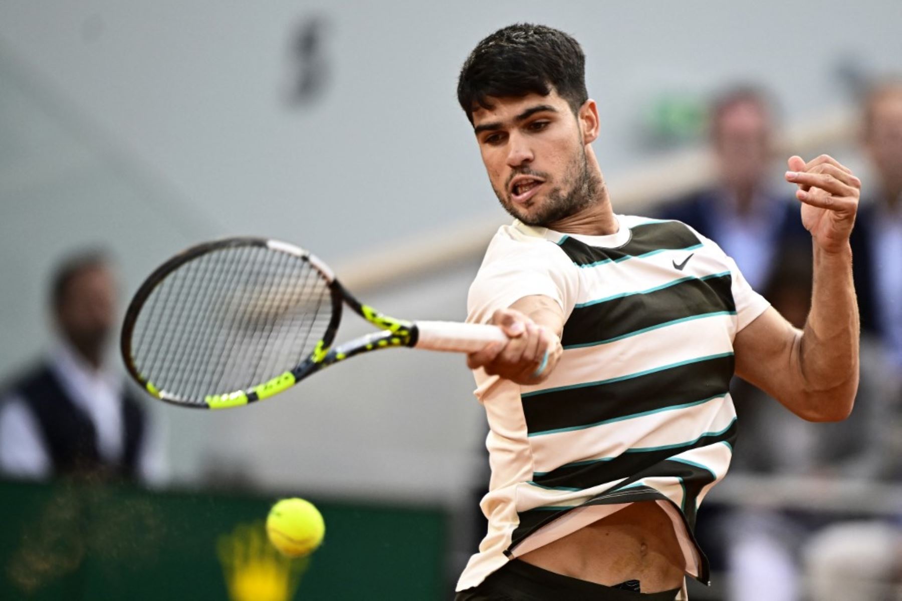El español Carlos Alcaraz juega un retorno de derecha para el italiano Jannik Sinner durante su partido final de individuales masculinos el día 15 del torneo de tenis Abierto de Francia en la cancha Philippe-Chatrier en el Complejo Roland-Garros en París el 8 de junio de 2025. (Foto de JULIEN DE ROSA / AFP)