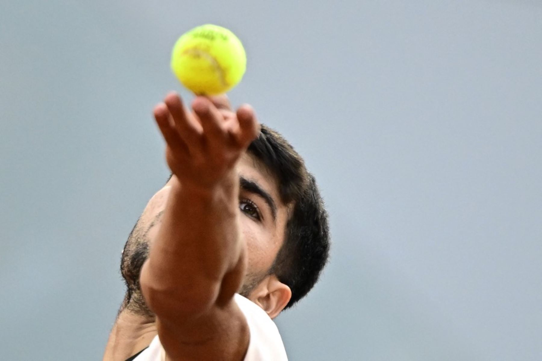 El español Carlos Alcaraz sirve al italiano Jannik Sinner durante su partido final de individuales masculinos el día 15 del torneo de tenis del Abierto de Francia en la cancha Philippe-Chatrier en el Complejo Roland-Garros en París el 8 de junio de 2025. (Foto de JULIEN DE ROSA / AFP)