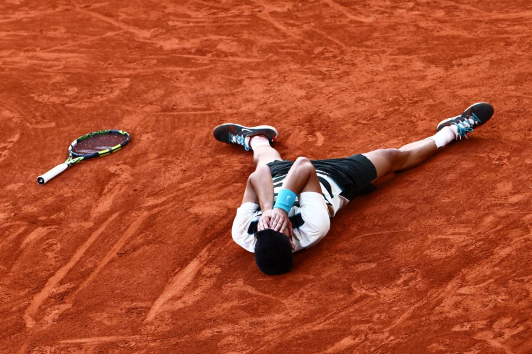 El español Carlos Alcaraz celebra después de ganar contra el italiano Jannik Sinner al final de su partido final de individuales masculinos en el día 15 del torneo de tenis del Abierto de Francia en la cancha Philippe-Chatrier en el Complejo Roland-Garros en París el 8 de junio de 2025. (Foto de Thibaud MORITZ / AFP)