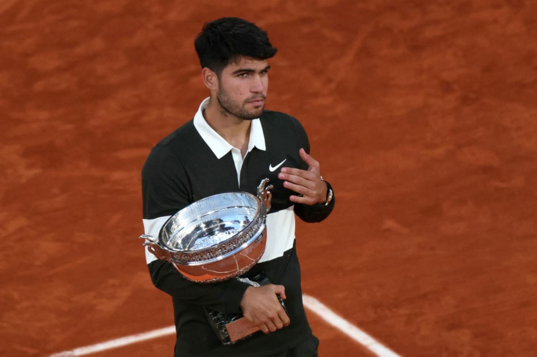 El español Carlos Alcaraz posa con su trofeo después de su victoria en el partido final de individuales masculinos contra el italiano Jannik Sinner en el día 15 del torneo de tenis Abierto de Francia en la cancha Suzanne-Lenglen en el Complejo Roland-Garros de París el 8 de junio de 2025. (Foto de Alain JOCARD / AFP)
