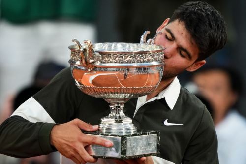 Carlos Alcaraz se coronó campeón de Roland Garros tras una histórica remontada frente a Jannik Sinner