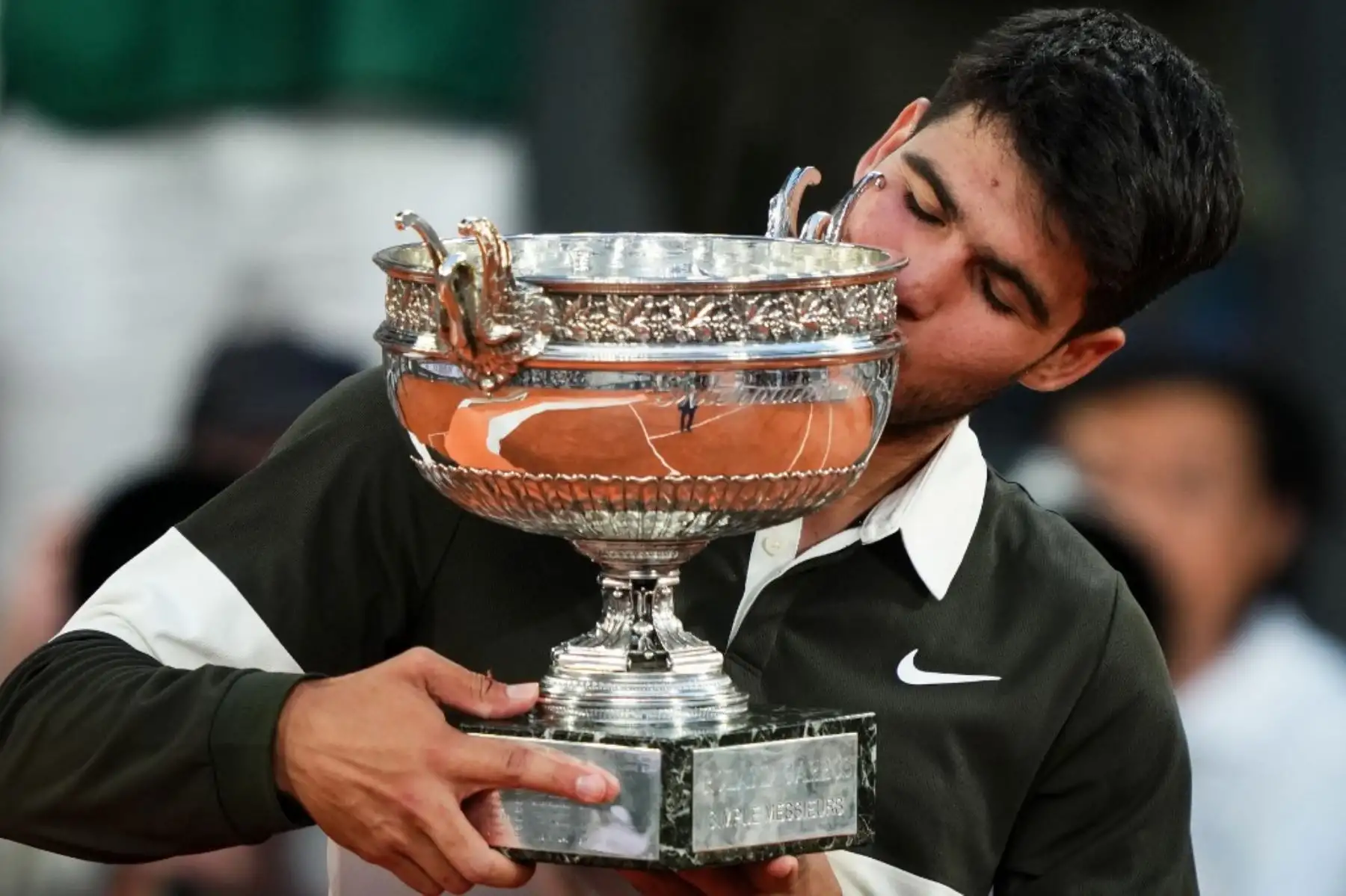 El español Carlos Alcaraz besa el trofeo después de ganar el partido final de individuales masculinos contra el italiano Jannik Sinner en el día 15 del torneo de tenis Abierto de Francia en la cancha Philippe-Chatrier en el Complejo Roland-Garros en París el 8 de junio de 2025. (Foto de Dimitar DILKOFF / AFP)