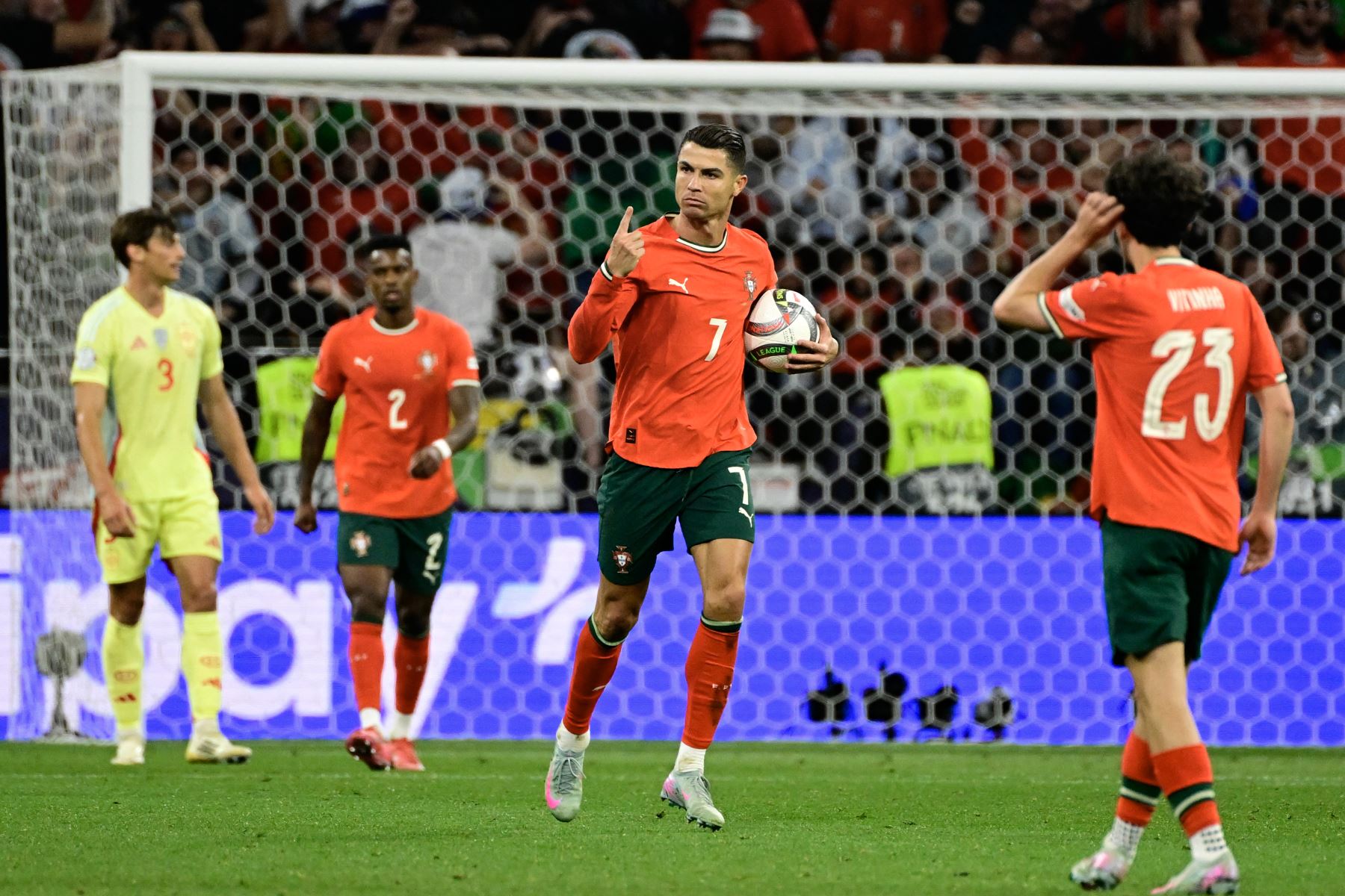 El delantero #07 de Portugal, Cristiano Ronaldo, celebra después de anotar el empate 2-2 durante el partido final de fútbol de la Liga de Naciones de la UEFA entre Portugal y España en Múnich, al sur de Alemania, el 8 de junio de 2025. (Foto de John MACDOUGALL / AFP)