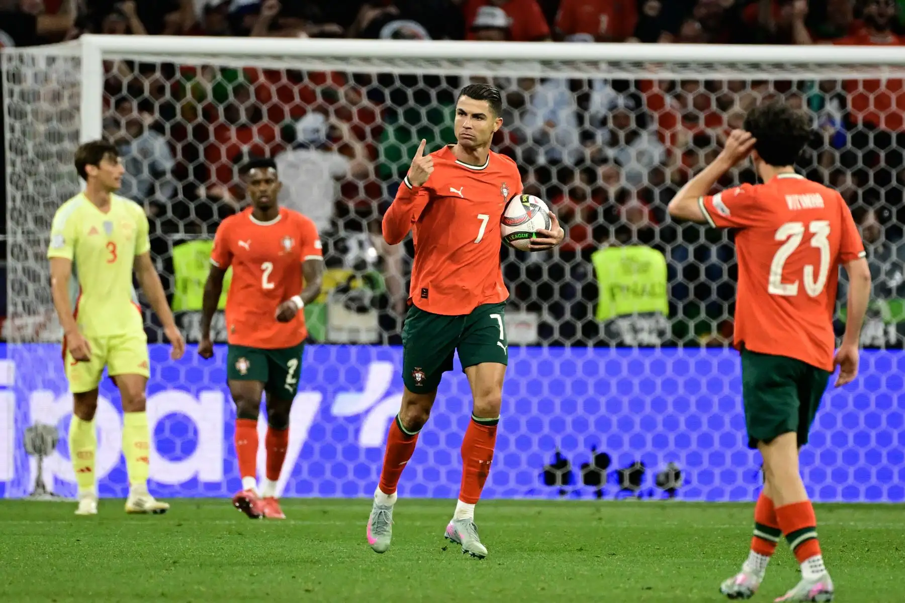 El delantero #07 de Portugal, Cristiano Ronaldo, celebra después de anotar el empate 2-2 durante el partido final de fútbol de la Liga de Naciones de la UEFA entre Portugal y España en Múnich, al sur de Alemania, el 8 de junio de 2025. (Foto de John MACDOUGALL / AFP)