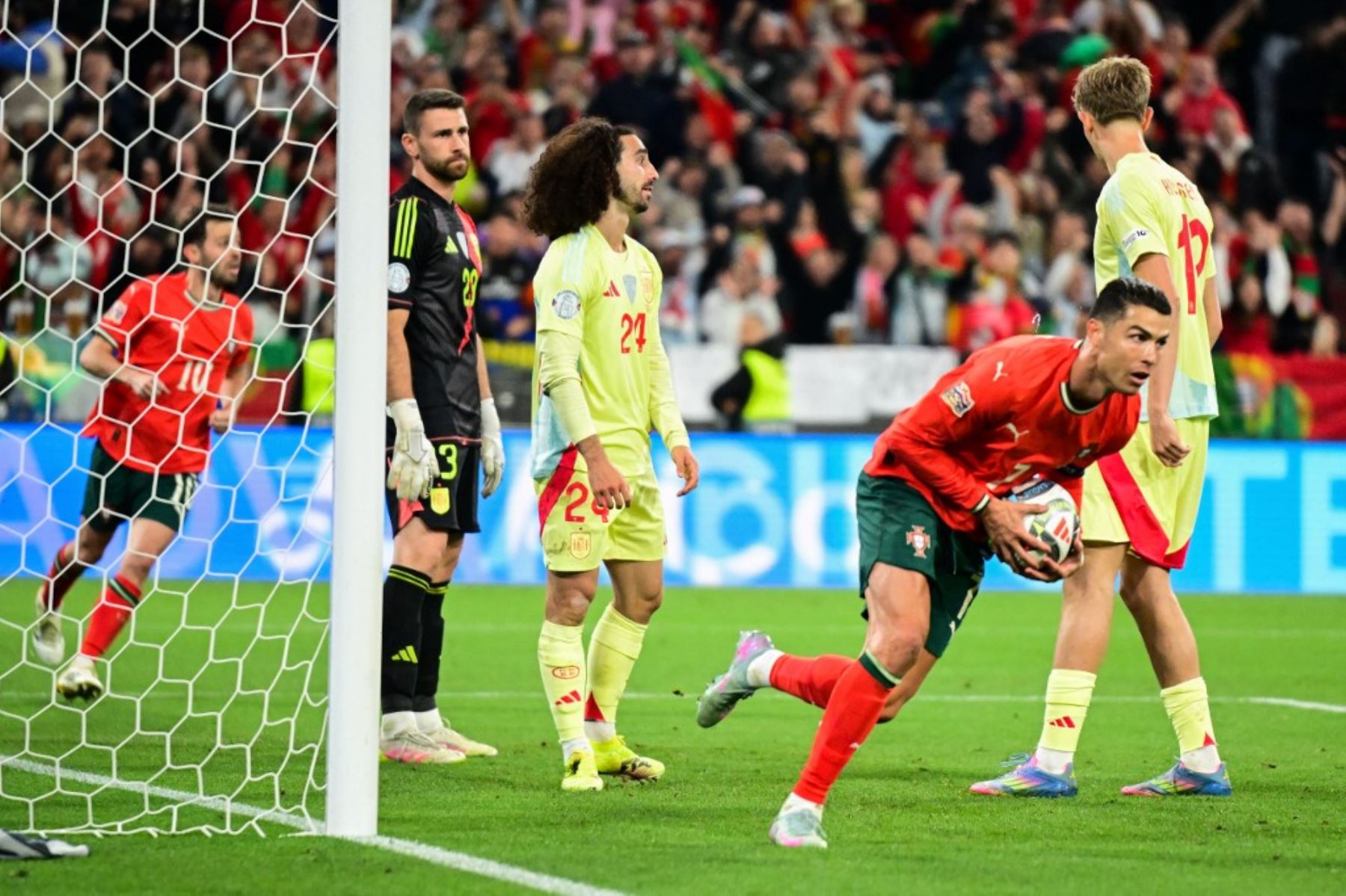 El delantero número 07 de Portugal, Cristiano Ronaldo, agarra el balón mientras celebra el gol del 2-2 durante el partido final de fútbol de la Liga de Naciones de la UEFA entre Portugal y España en Múnich, al sur de Alemania, el 8 de junio de 2025. (Foto de Tobias SCHWARZ / AFP)