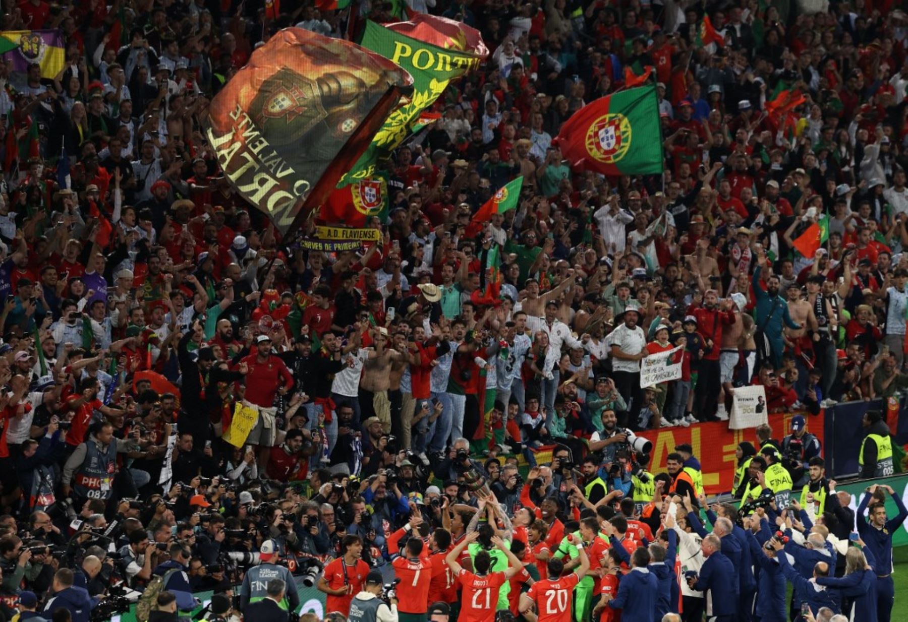 El equipo de Portugal sostiene el trofeo y celebra con los aficionados después de ganar el partido final de fútbol de la Liga de Naciones de la UEFA entre Portugal y España en Múnich, al sur de Alemania, el 8 de junio de 2025. (Foto de Alexandra BEIER / AFP)