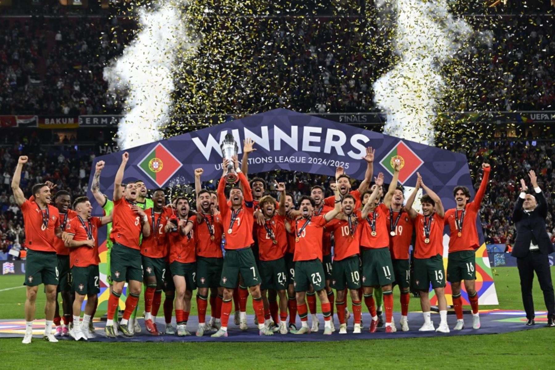 Los jugadores de Portugal, incluido el delantero número 07 de Portugal, Cristiano Ronaldo, celebran con el trofeo después de ganar el partido final de fútbol de la Liga de Naciones de la UEFA entre Portugal y España en Múnich, al sur de Alemania, el 8 de junio de 2025. (Foto de John MACDOUGALL / AFP)
