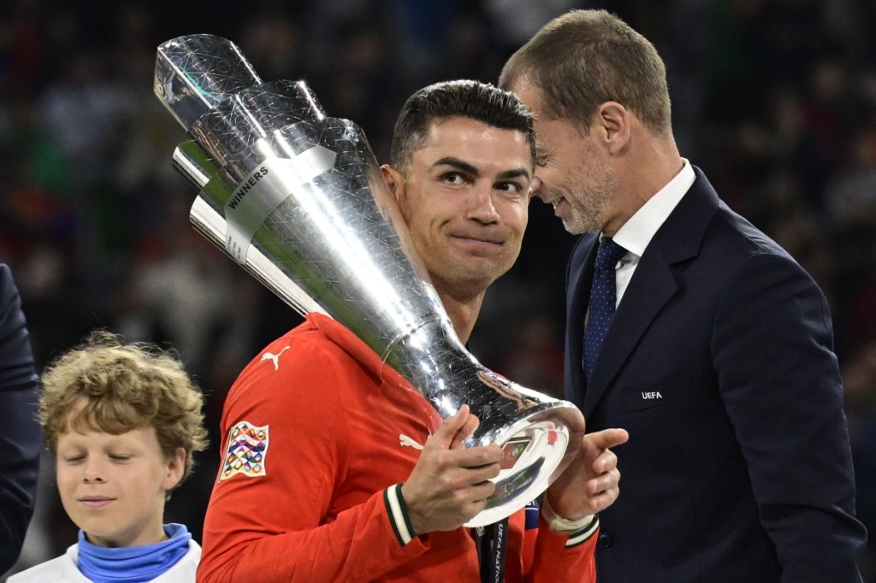 El delantero número 07 de Portugal, Cristiano Ronaldo, lleva el trofeo después de ganar el partido final de fútbol de la Liga de Naciones de la UEFA entre Portugal y España en Munich, al sur de Alemania, el 8 de junio de 2025. (Foto de John MACDOUGALL / AFP)