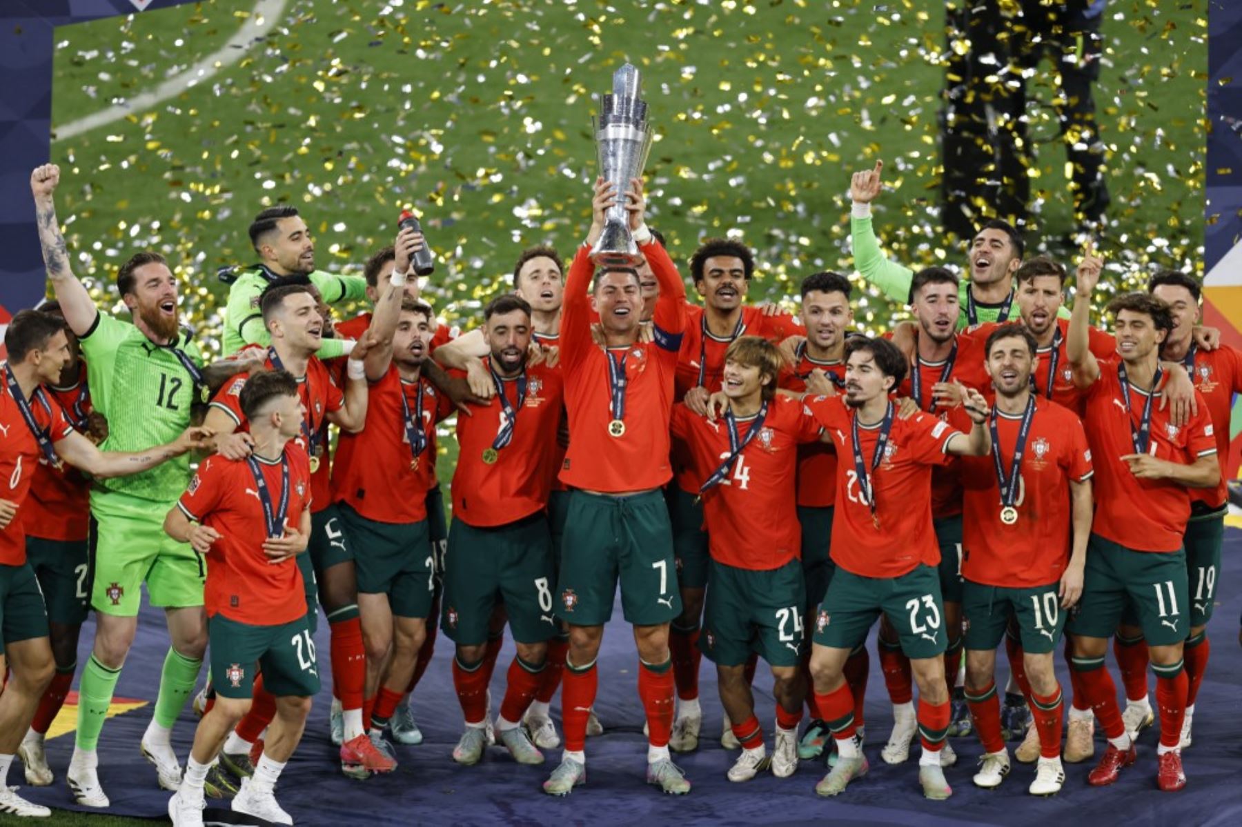 El delantero número 07 de Portugal, Cristiano Ronaldo (C), levanta el trofeo después de ganar el partido final de fútbol de la Liga de Naciones de la UEFA entre Portugal y España en Múnich, al sur de Alemania, el 8 de junio de 2025. (Foto de Alexandra BEIER / AFP)