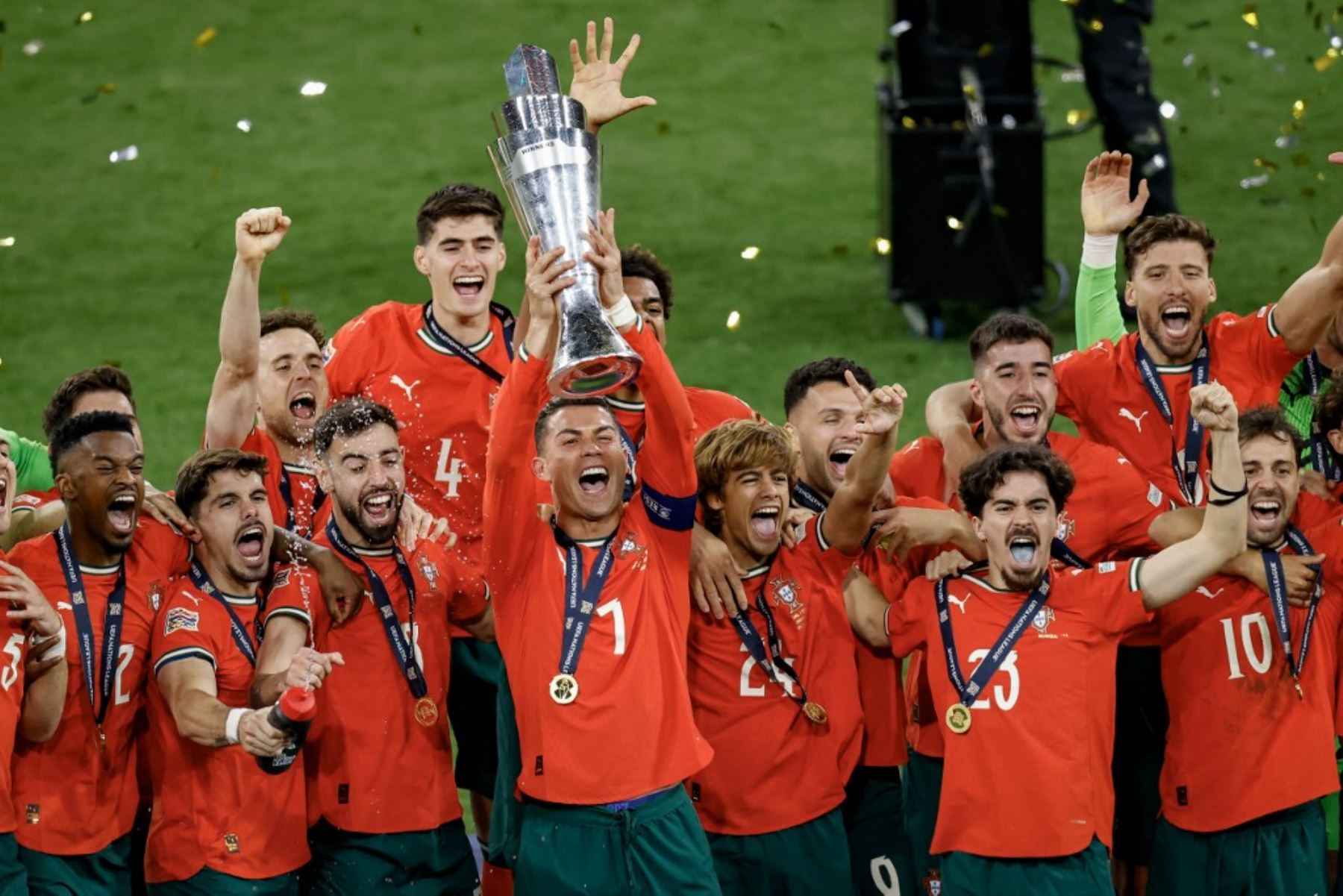 El delantero de Portugal Cristiano Ronaldo levanta el trofeo después de ganar el partido final de fútbol de la Liga de Naciones de la UEFA entre Portugal y España en Múnich, al sur de Alemania, el 8 de junio de 2025. (Foto de Alexandra BEIER / AFP)