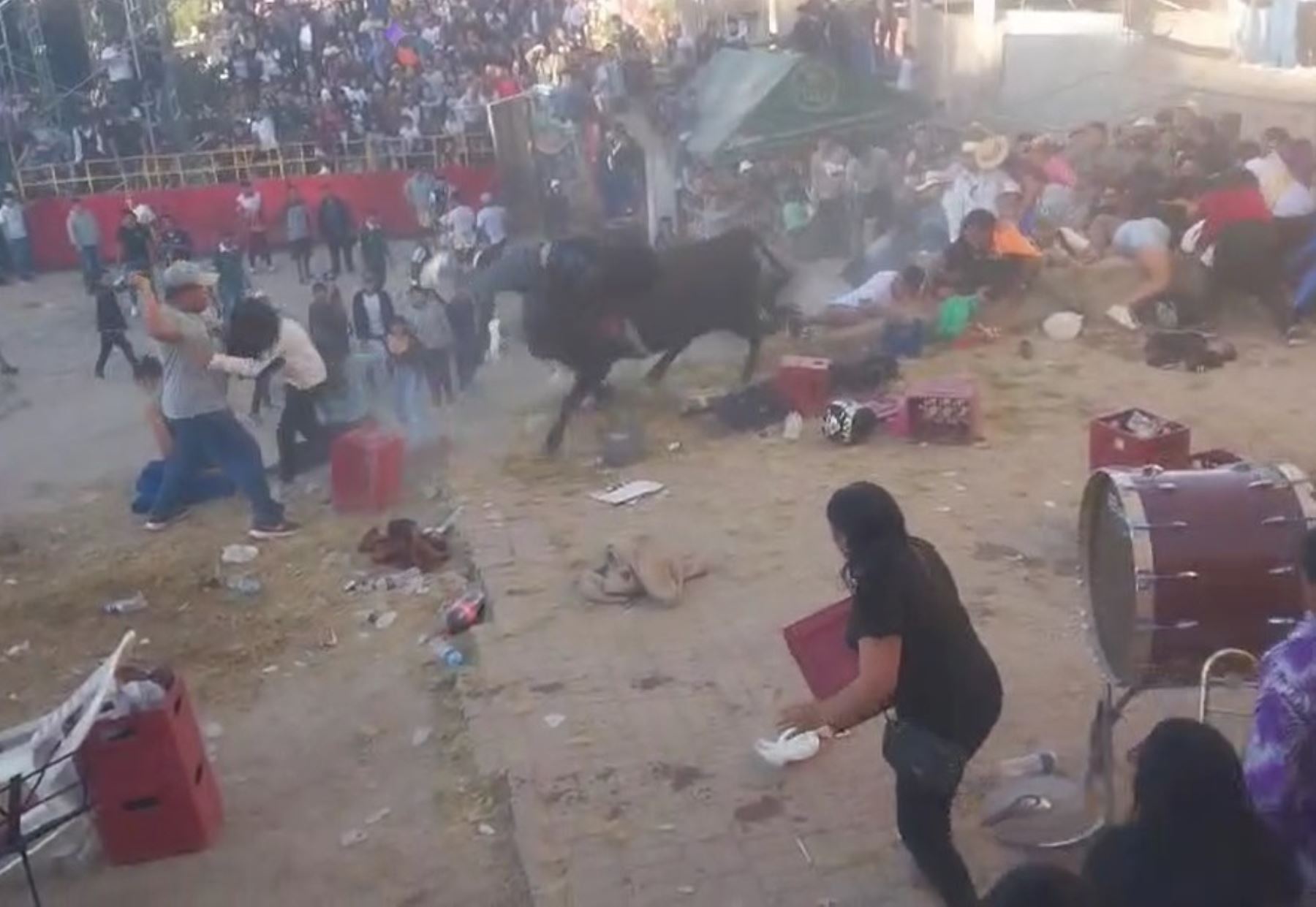 Toro se escapa de ruedo en el barrio de Andamarca, en la ciudad de Ayacucho, y embiste a los asistentes dejando diez personas heridas, algunas de ellas de gravedad.