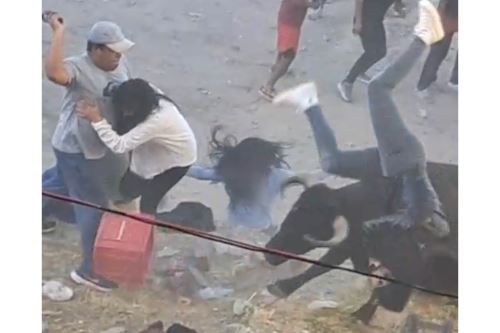 Toro se escapa de ruedo en el barrio de Andamarca, en la ciudad de Ayacucho, y embiste a los asistentes dejando diez personas heridas, algunas de ellas de gravedad.