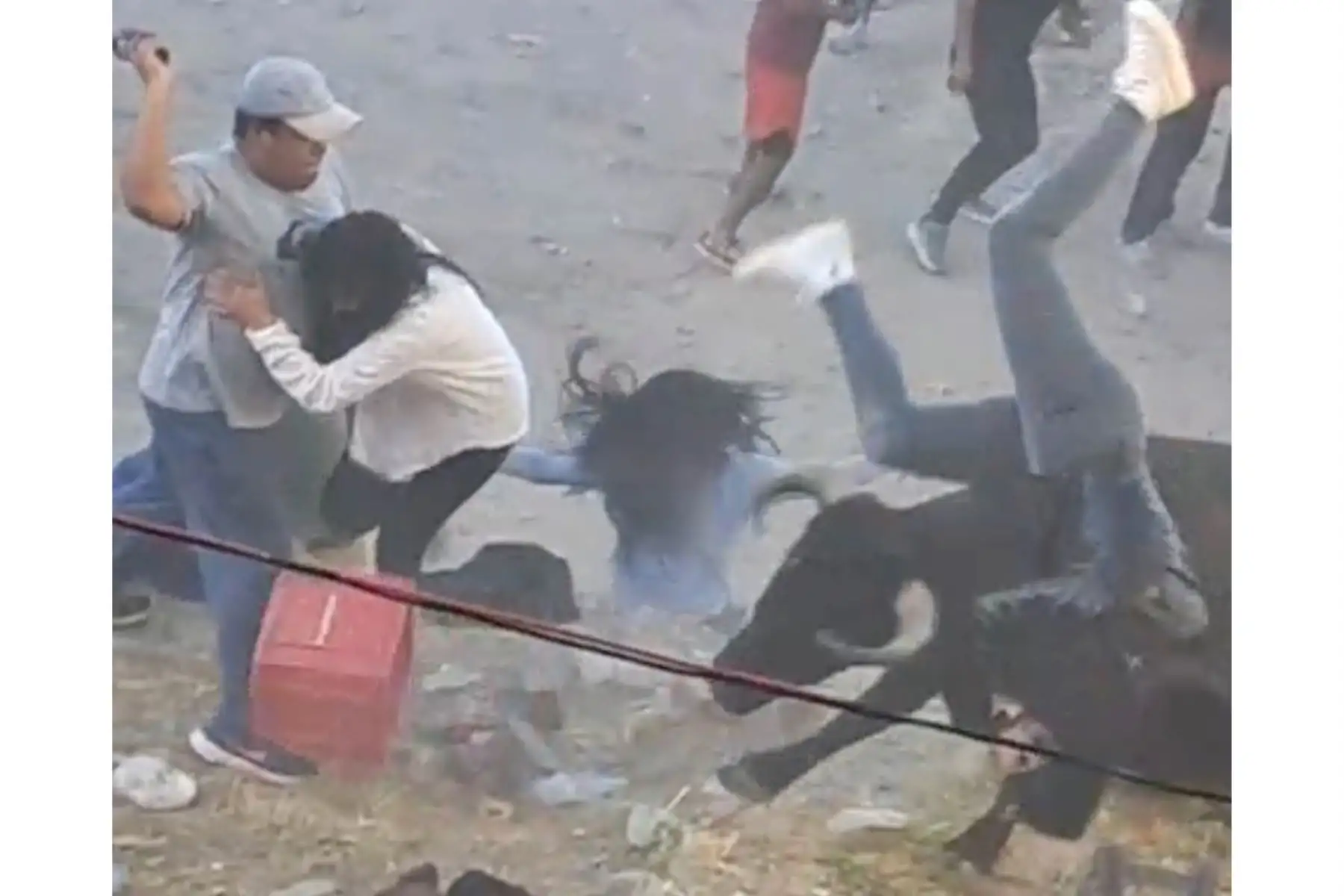 Toro se escapa de ruedo en el barrio de Andamarca, en la ciudad de Ayacucho, y embiste a los asistentes dejando diez personas heridas, algunas de ellas de gravedad.