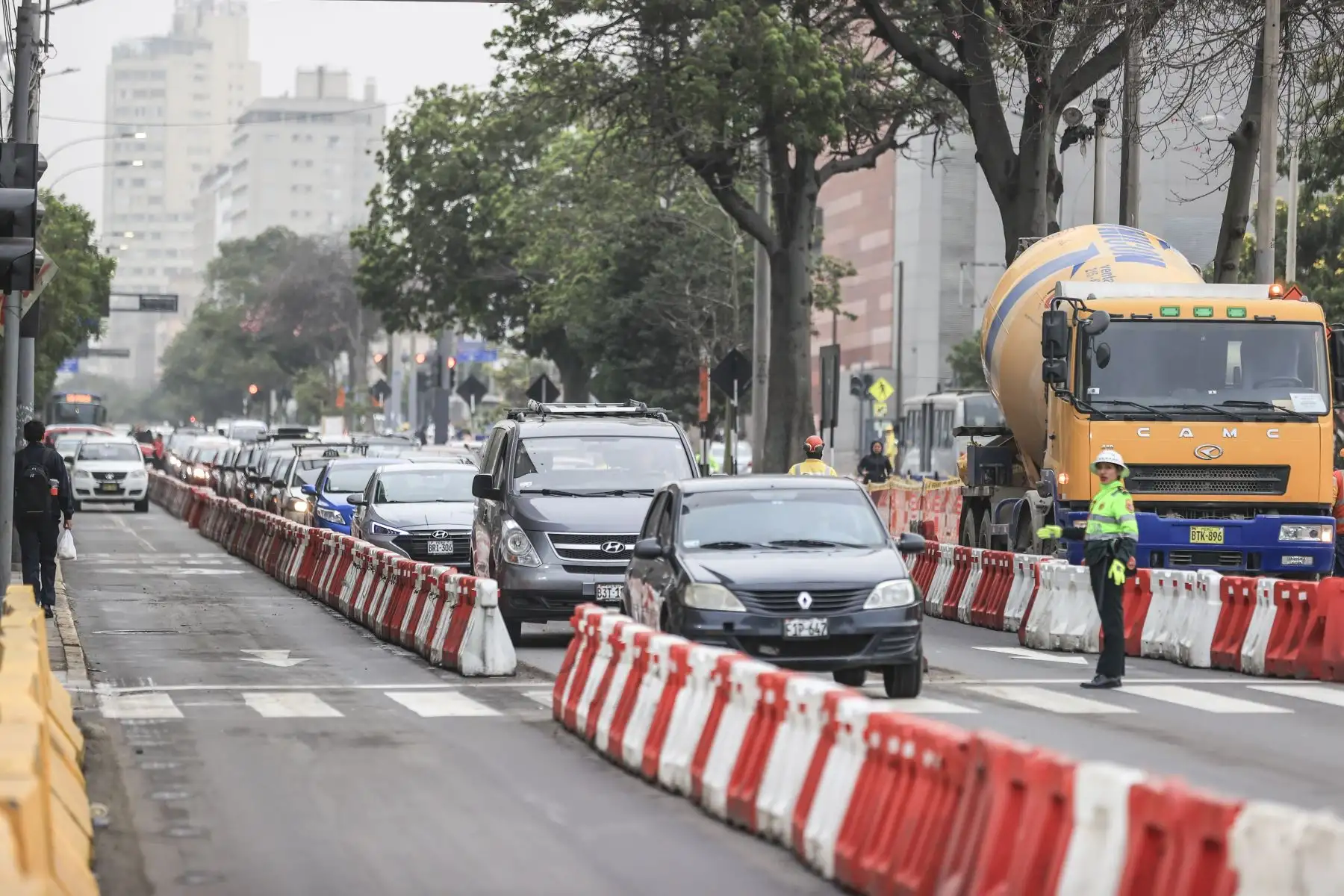 La avenida Garcilaso de la Vega, en el centro de Lima, fue reabierta junto con su ciclovía tras más de 10 meses de cierre parcial por trabajos en la estación central de la Línea 2 del Metro; la habilitación abarca las cuadras 14 y 15 de esta vía principal. Foto: ANDINA/Jhonel Rodríguez Robles