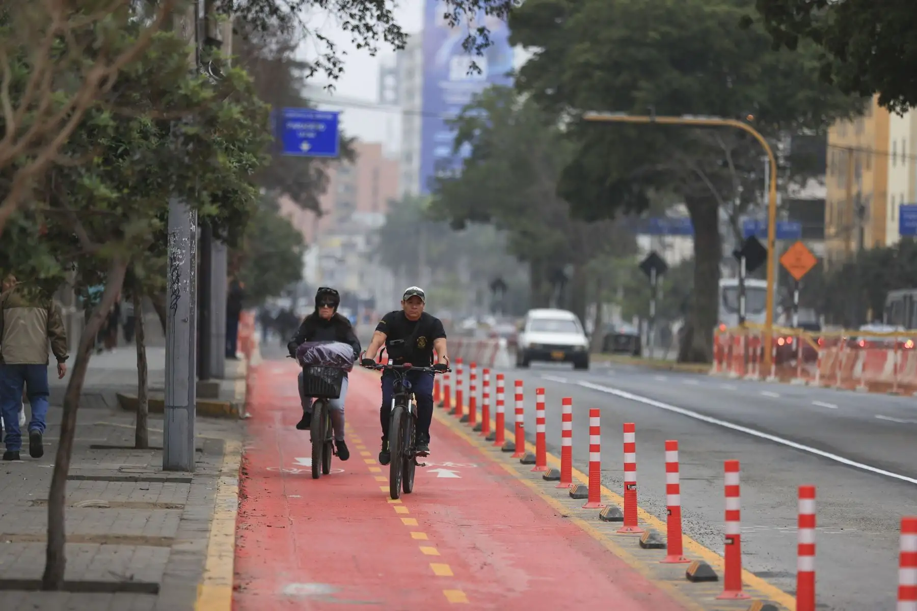 La avenida Garcilaso de la Vega, en el centro de Lima, fue reabierta junto con su ciclovía tras más de 10 meses de cierre parcial por trabajos en la estación central de la Línea 2 del Metro; la habilitación abarca las cuadras 14 y 15 de esta vía principal. Foto: ANDINA/Jhonel Rodríguez Robles