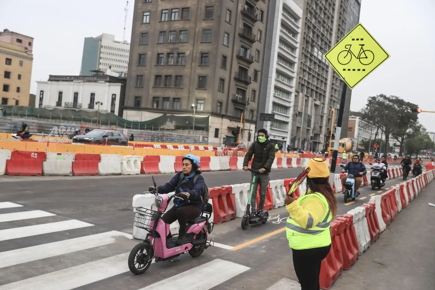 La avenida Garcilaso de la Vega, en el centro de Lima, fue reabierta junto con su ciclovía tras más de 10 meses de cierre parcial por trabajos en la estación central de la Línea 2 del Metro; la habilitación abarca las cuadras 14 y 15 de esta vía principal. Foto: ANDINA/Jhonel Rodríguez Robles