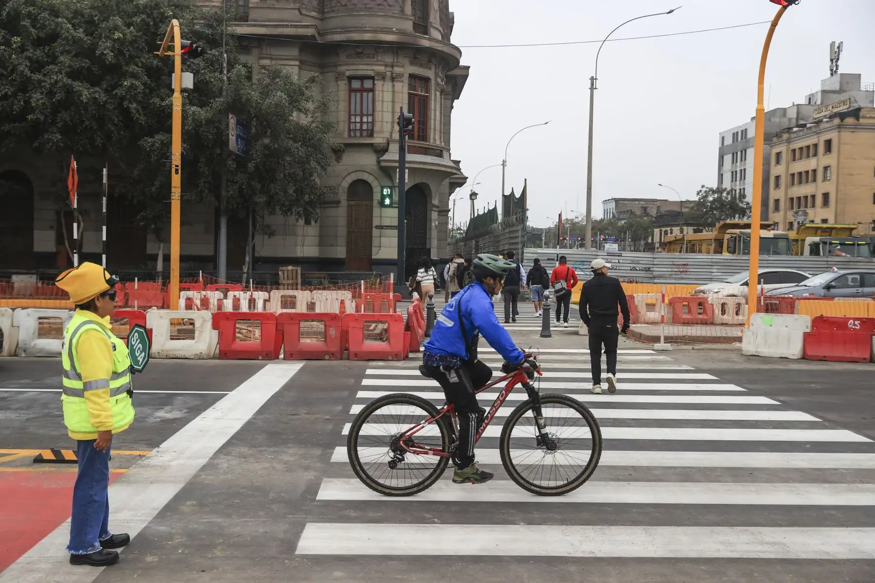 La avenida Garcilaso de la Vega, en el centro de Lima, fue reabierta junto con su ciclovía tras más de 10 meses de cierre parcial por trabajos en la estación central de la Línea 2 del Metro; la habilitación abarca las cuadras 14 y 15 de esta vía principal. Foto: ANDINA/Jhonel Rodríguez Robles