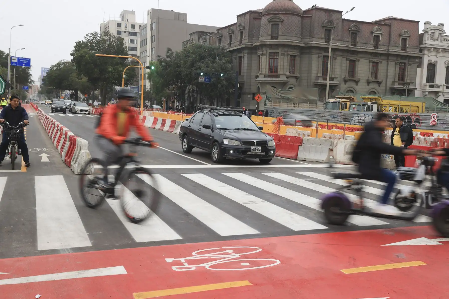 La avenida Garcilaso de la Vega, en el centro de Lima, fue reabierta junto con su ciclovía tras más de 10 meses de cierre parcial por trabajos en la estación central de la Línea 2 del Metro; la habilitación abarca las cuadras 14 y 15 de esta vía principal. Foto: ANDINA/Jhonel Rodríguez Robles