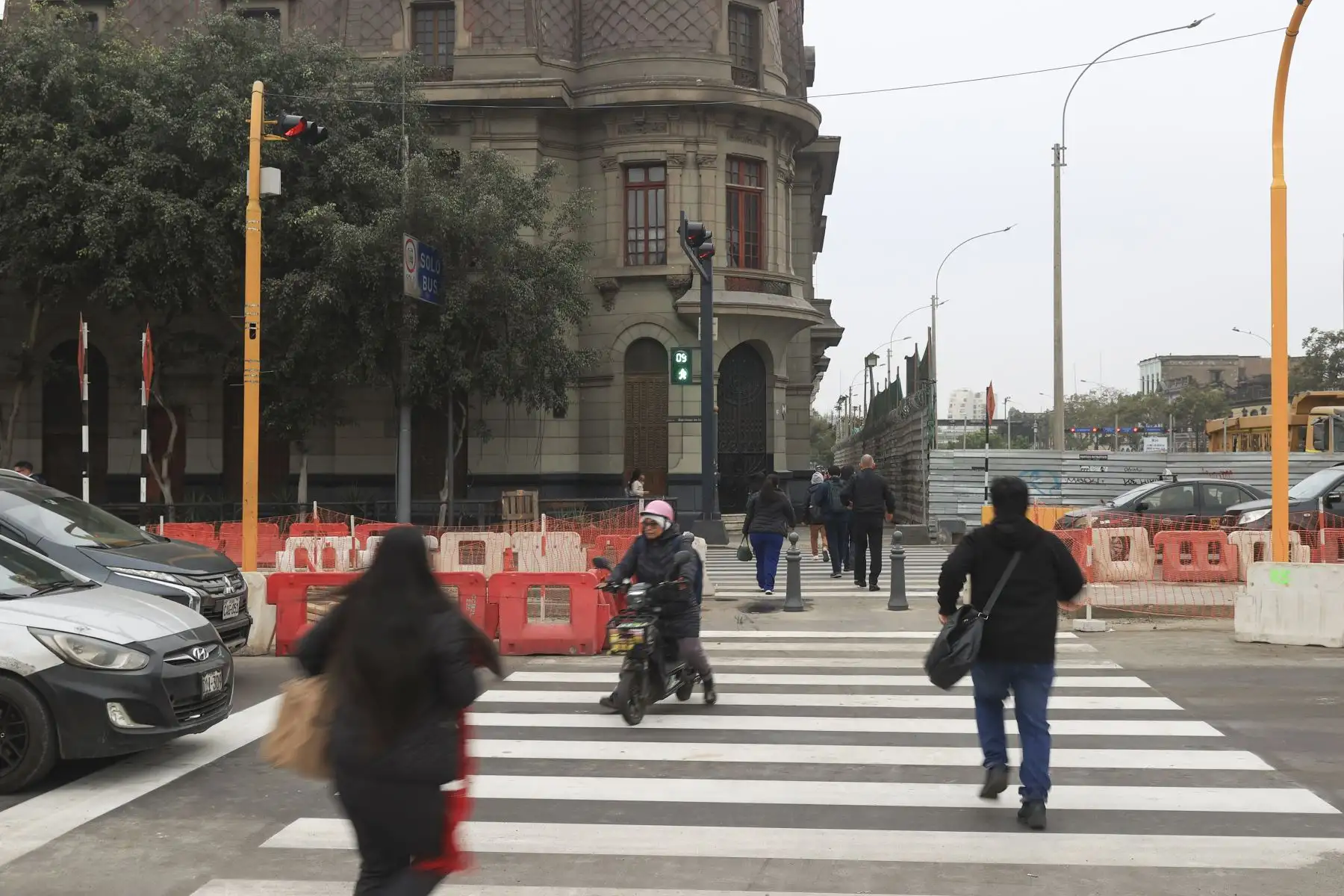 La avenida Garcilaso de la Vega, en el centro de Lima, fue reabierta junto con su ciclovía tras más de 10 meses de cierre parcial por trabajos en la estación central de la Línea 2 del Metro; la habilitación abarca las cuadras 14 y 15 de esta vía principal. Foto: ANDINA/Jhonel Rodríguez Robles