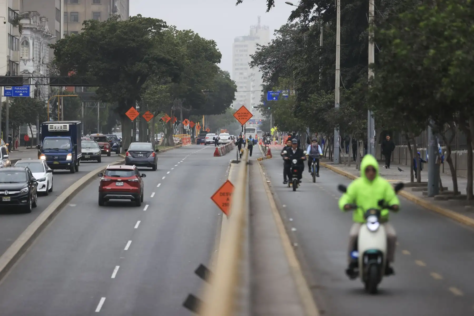 La avenida Garcilaso de la Vega, en el centro de Lima, fue reabierta junto con su ciclovía tras más de 10 meses de cierre parcial por trabajos en la estación central de la Línea 2 del Metro; la habilitación abarca las cuadras 14 y 15 de esta vía principal. Foto: ANDINA/Jhonel Rodríguez Robles