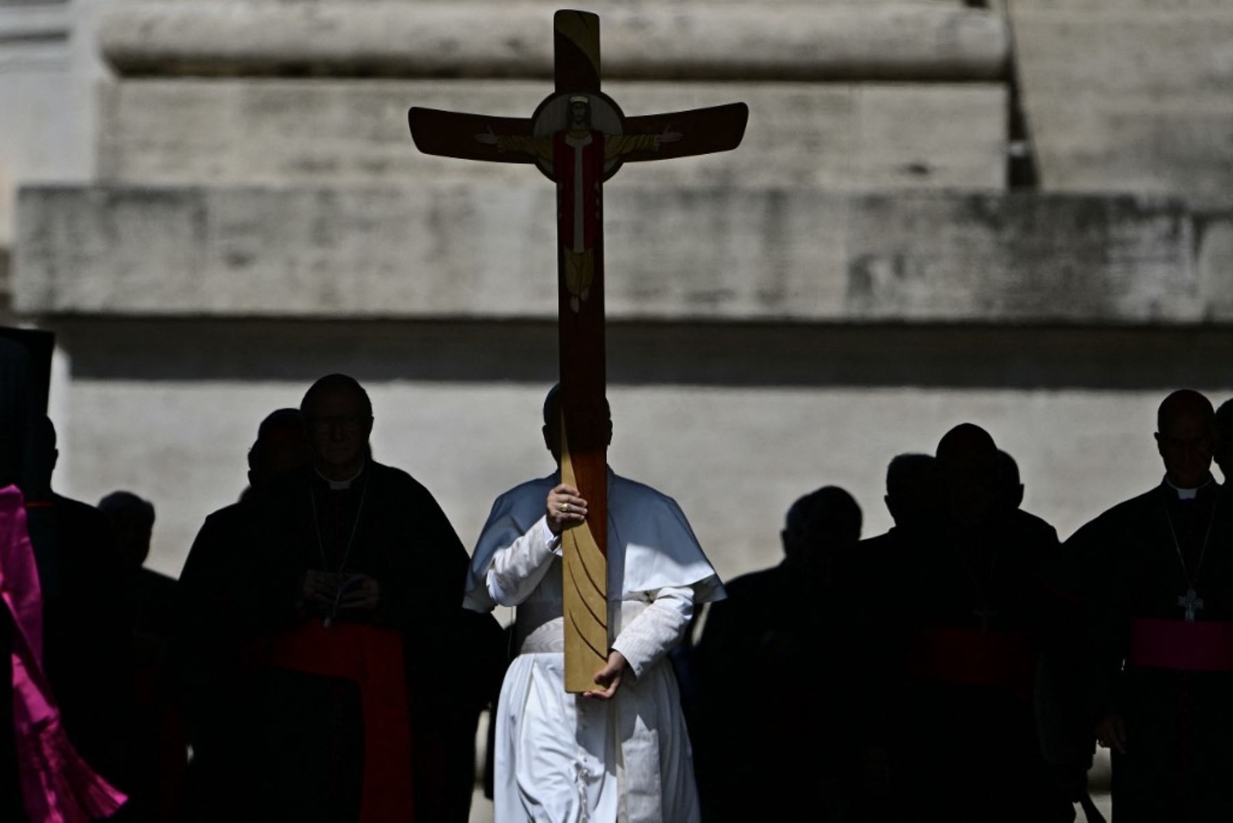El Papa León XIV sostiene un crucifijo mientras dirige la procesión desde la Aula Paolo VI (Sala de Audiencias de Pablo VI) hasta la Puerta Santa como parte del Jubileo 2025 de la Santa Sede, en el Vaticano, el 9 de junio de 2025. (Foto de Tiziana FABI / AFP)