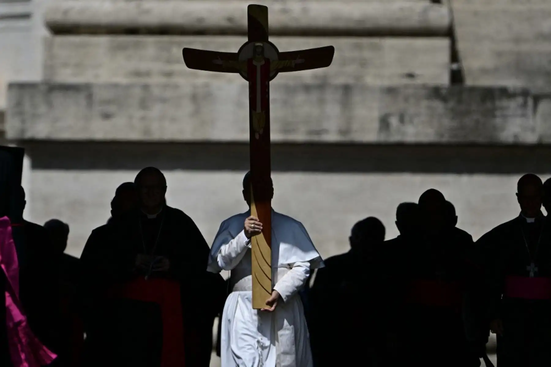 El Papa León XIV sostiene un crucifijo mientras dirige la procesión desde la Aula Paolo VI (Sala de Audiencias de Pablo VI) hasta la Puerta Santa como parte del Jubileo 2025 de la Santa Sede, en el Vaticano, el 9 de junio de 2025. (Foto de Tiziana FABI / AFP)