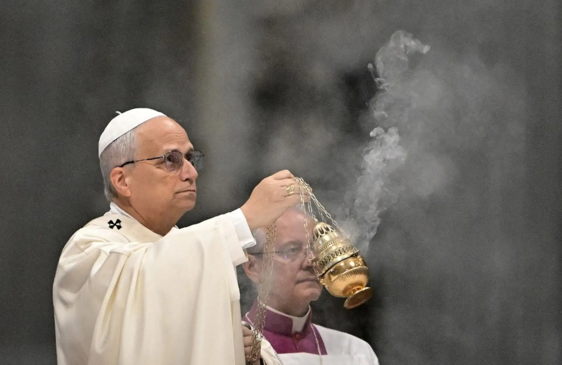 El Papa León XIV balancea una taza de incienso alrededor del altar mientras dirige la Santa Misa en la Basílica de San Pedro como parte del Jubileo 2025 de la Santa Sede, en el Vaticano, el 9 de junio de 2025. (Foto de Tiziana FABI / AFP)