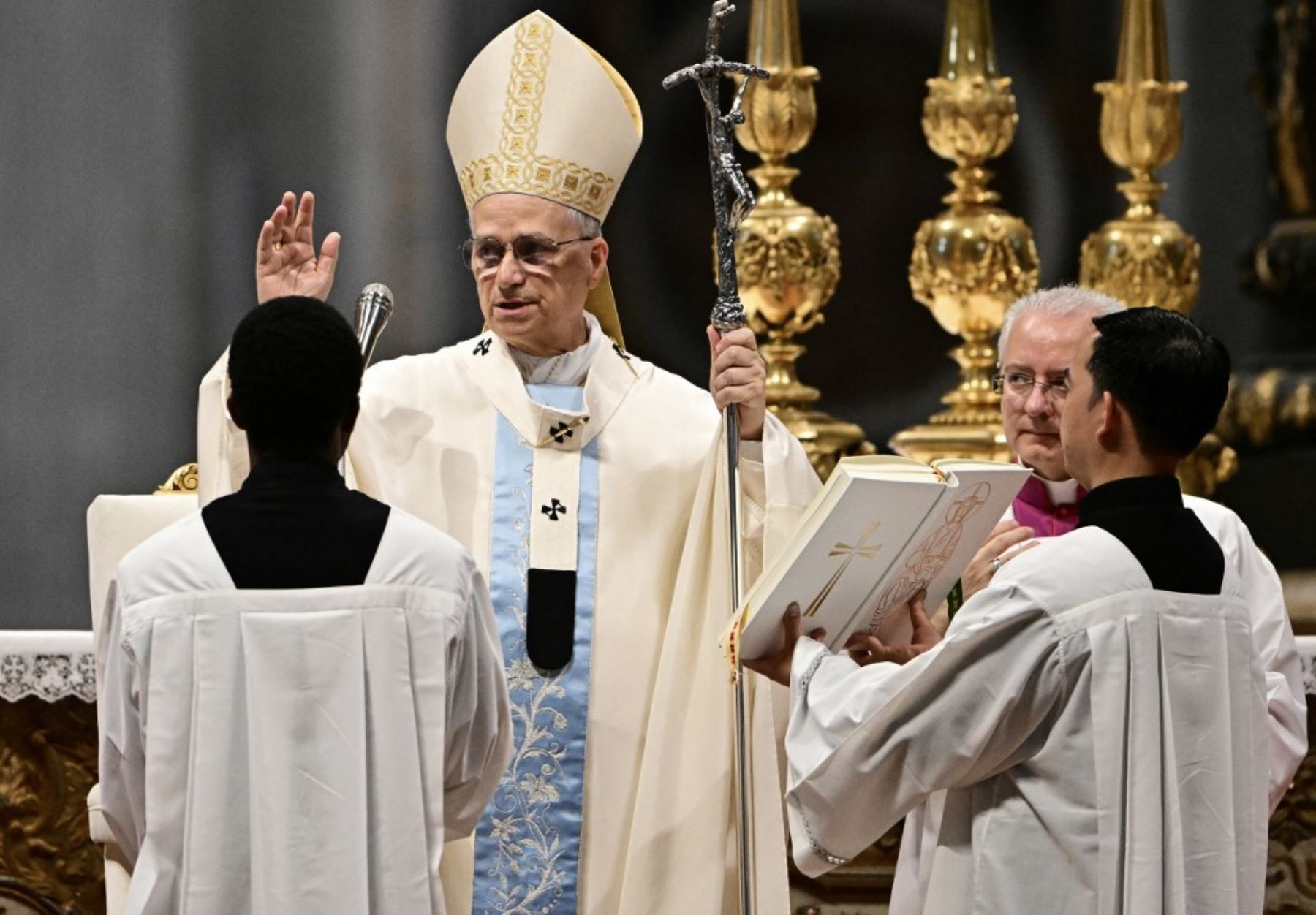 El Papa León XIV bendice al final de la Santa Misa en la Basílica de San Pedro como parte del Jubileo 2025 de la Santa Sede, en el Vaticano, el 9 de junio de 2025. (Foto de Tiziana FABI / AFP)