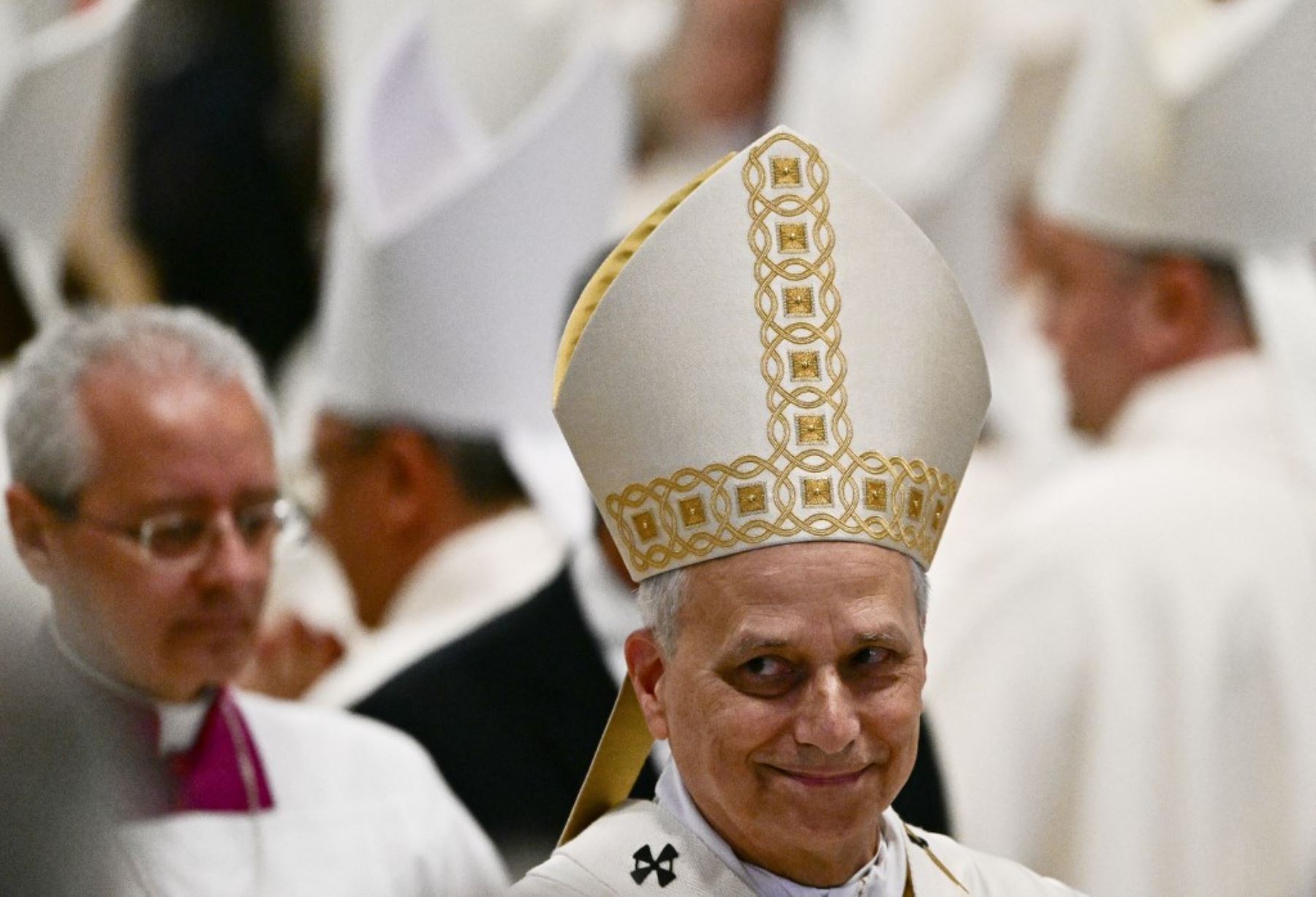 El Papa León XIV sale al final de la Santa Misa en la Basílica de San Pedro como parte del Jubileo 2025 de la Santa Sede, en el Vaticano, el 9 de junio de 2025. (Foto de Tiziana FABI / AFP)