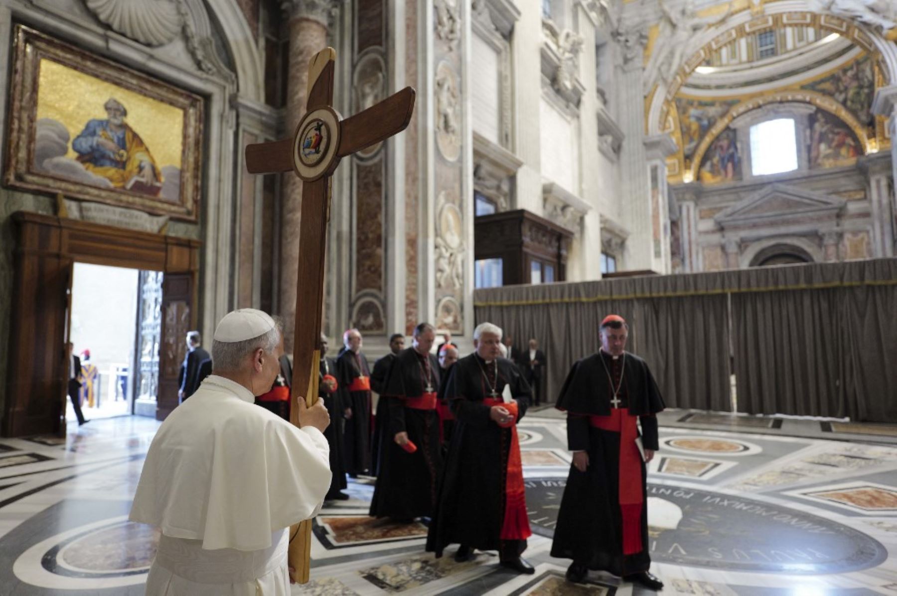 Esta fotografía de folleto tomada y publicada el 9 de junio de 2025, muestra al Papa León XIV sosteniendo un crucifijo en la Basílica de San Pedro antes de la Santa Misa como parte del Jubileo 2025 de la Santa Sede, en el Vaticano. (Foto de Simone Risoluti / VATICAN MEDIA / AFP)