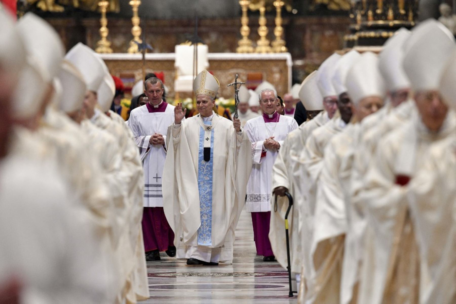 Esta fotografía de folleto tomada y publicada el 9 de junio de 2025, muestra al Papa León XIV y clérigos en la Basílica de San Pedro durante una parte de misa del Jubileo de la Santa Sede 2025, en el Vaticano. (Foto de Matteo PERNASELCI / VATICAN MEDIA / AFP