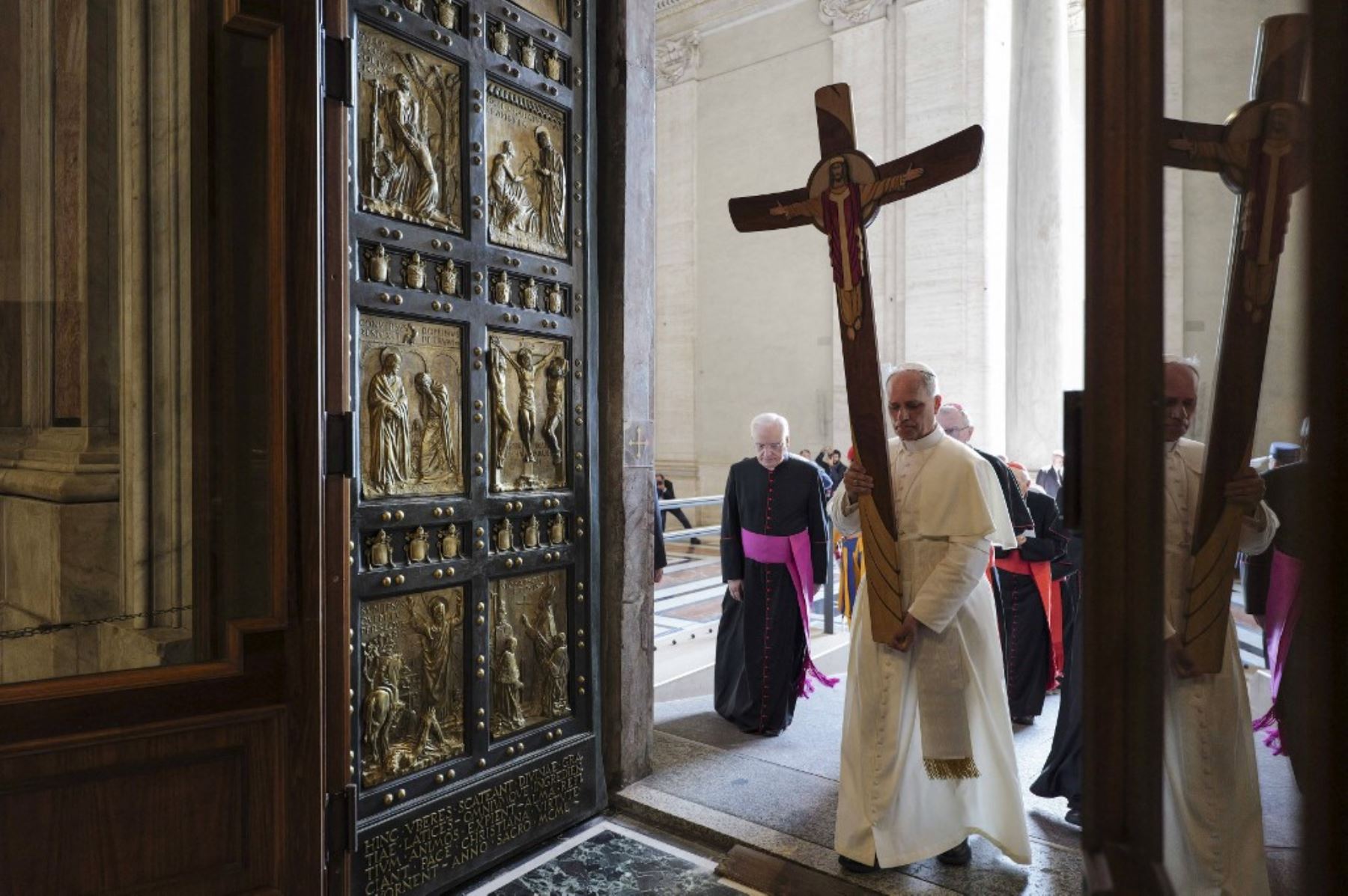 Esta fotografía de folleto tomada y publicada el 9 de junio de 2025, muestra al Papa León XIV caminando por la Santa Puerta para entrar en la Basílica de San Pedro antes de la Santa Misa como parte del Jubileo 2025 de la Santa Sede, en el Vaticano. (Foto de Simone Risoluti / VATICAN MEDIA / AFP)