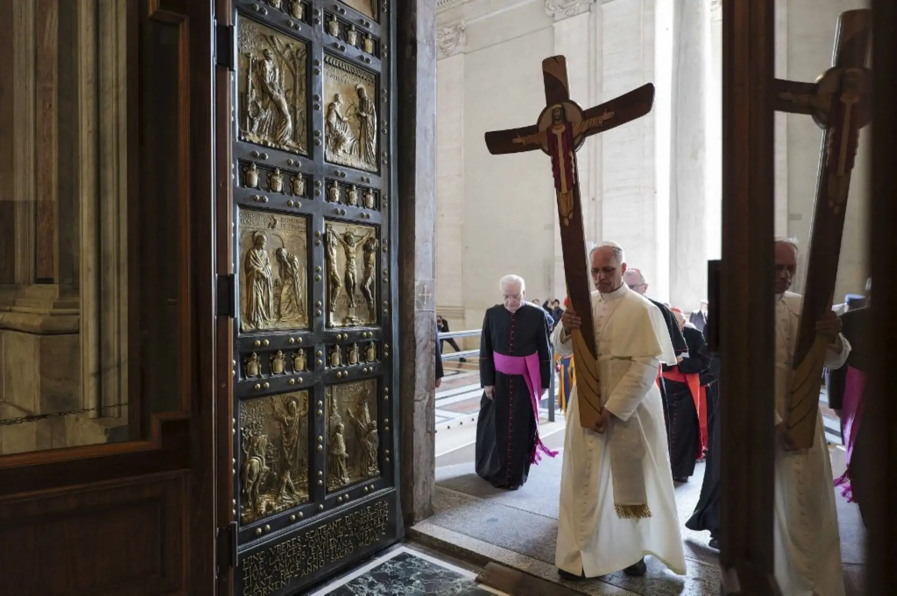 Esta fotografía de folleto tomada y publicada el 9 de junio de 2025, muestra al Papa León XIV caminando por la Santa Puerta para entrar en la Basílica de San Pedro antes de la Santa Misa como parte del Jubileo 2025 de la Santa Sede, en el Vaticano. (Foto de Simone Risoluti / VATICAN MEDIA / AFP)
