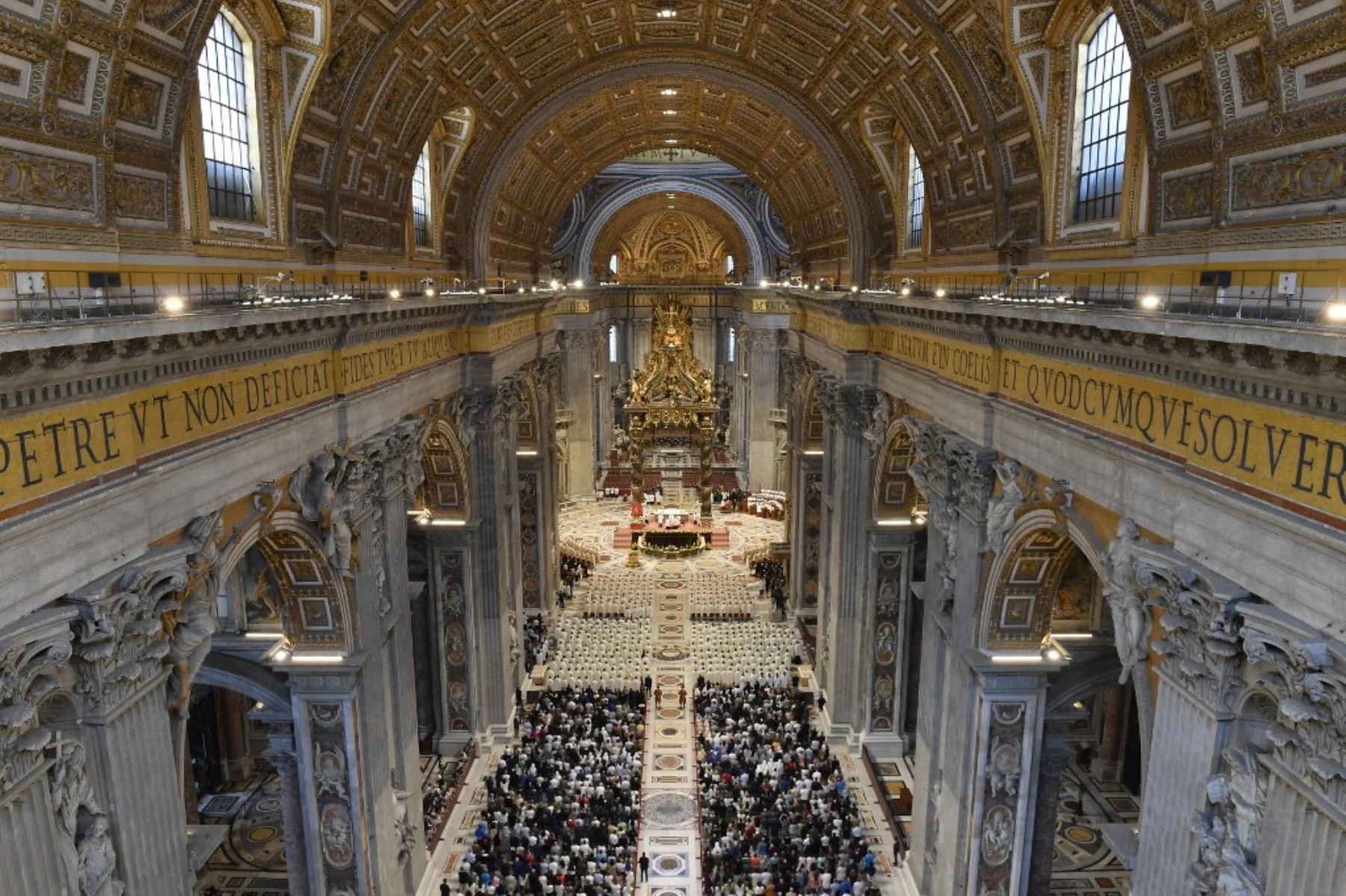 Esta fotografía de folleto tomada y publicada el 9 de junio de 2025, muestra una vista general de la Basílica de San Pedro mientras el Papa León XIV dirige una parte masiva del Jubileo de la Santa Sede 2025, en el Vaticano. (Foto de Matteo Pernaselci / VATICAN MEDIA / AFP)