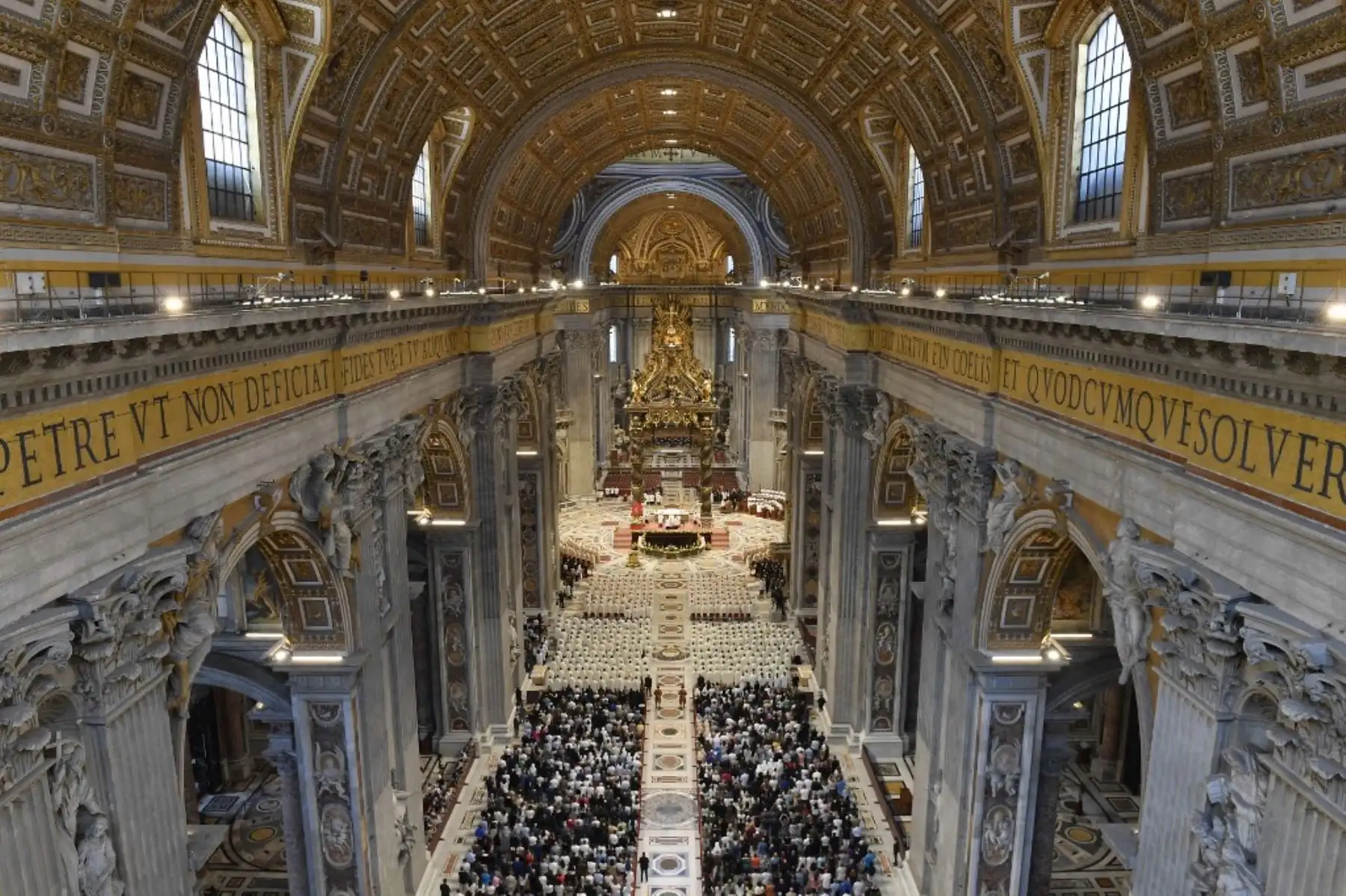 Esta fotografía de folleto tomada y publicada el 9 de junio de 2025, muestra una vista general de la Basílica de San Pedro mientras el Papa León XIV dirige una parte masiva del Jubileo de la Santa Sede 2025, en el Vaticano. (Foto de Matteo Pernaselci / VATICAN MEDIA / AFP)