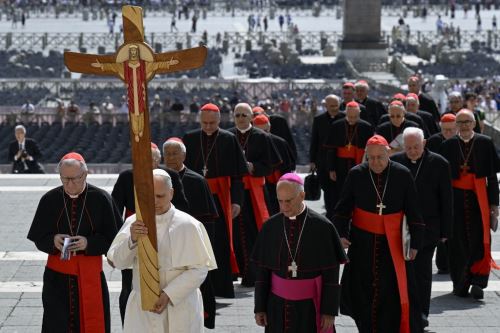 El Papa marcha en procesión como peregrino de la esperanza durante el Jubileo de la Santa Sede