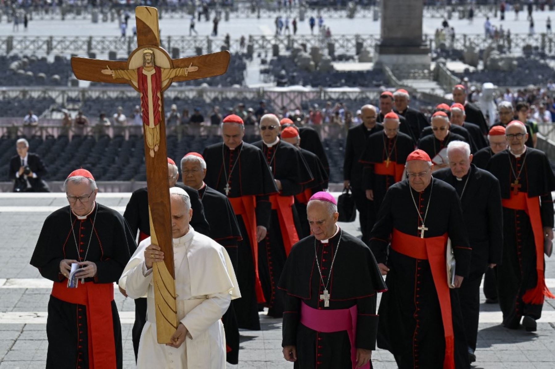 En el contexto del Jubileo de la Santa Sede, este lunes 9 de junio se celebró la solemne procesión y el paso por la Puerta Santa de la Basílica de San Pedro, encabezados por el Papa León XIV y los miembros de la Santa Sede. Foto: AFP
