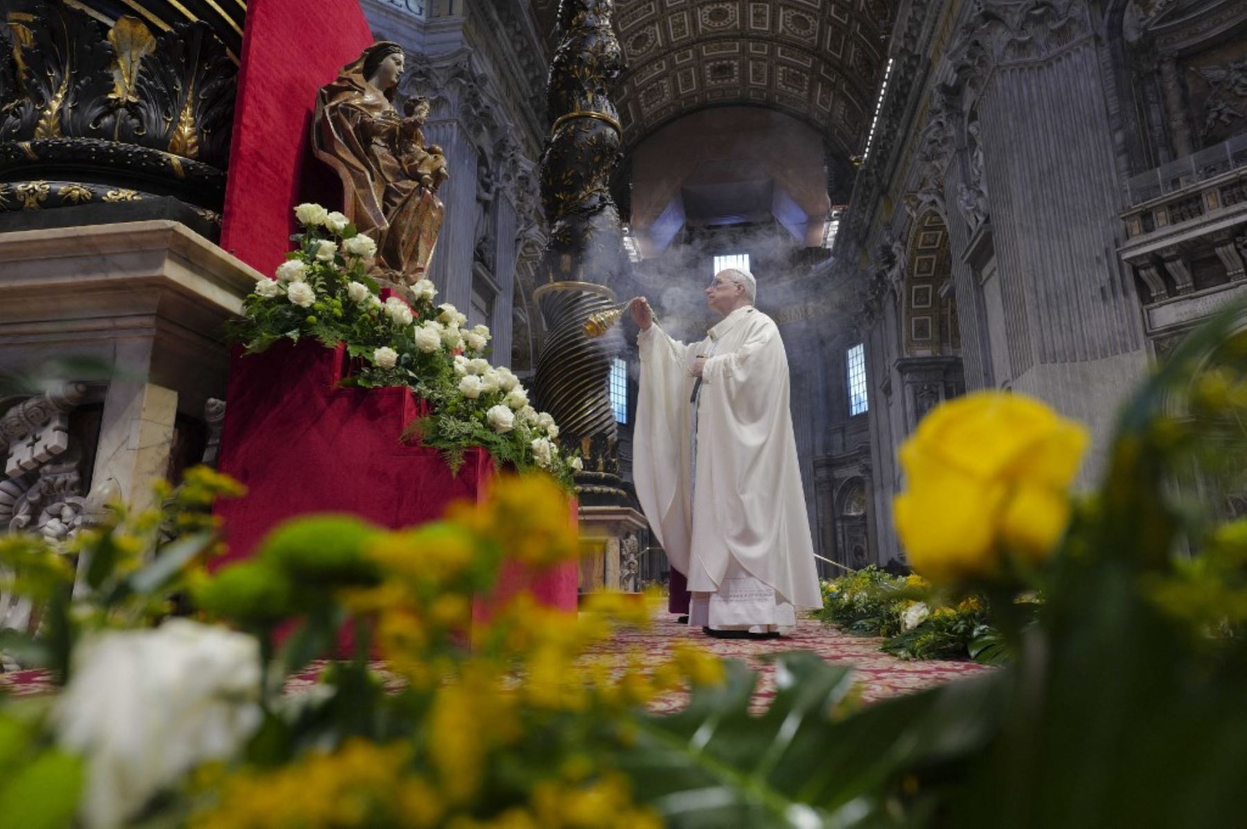 Esta fotografía de folleto tomada y publicada el 9 de junio de 2025, muestra al Papa León XIV en la Basílica de San Pedro sosteniendo la Santa Misa como parte del Jubileo 2025 de la Santa Sede, en el Vaticano. (Foto de Simone Risoluti / VATICAN MEDIA / AFP)