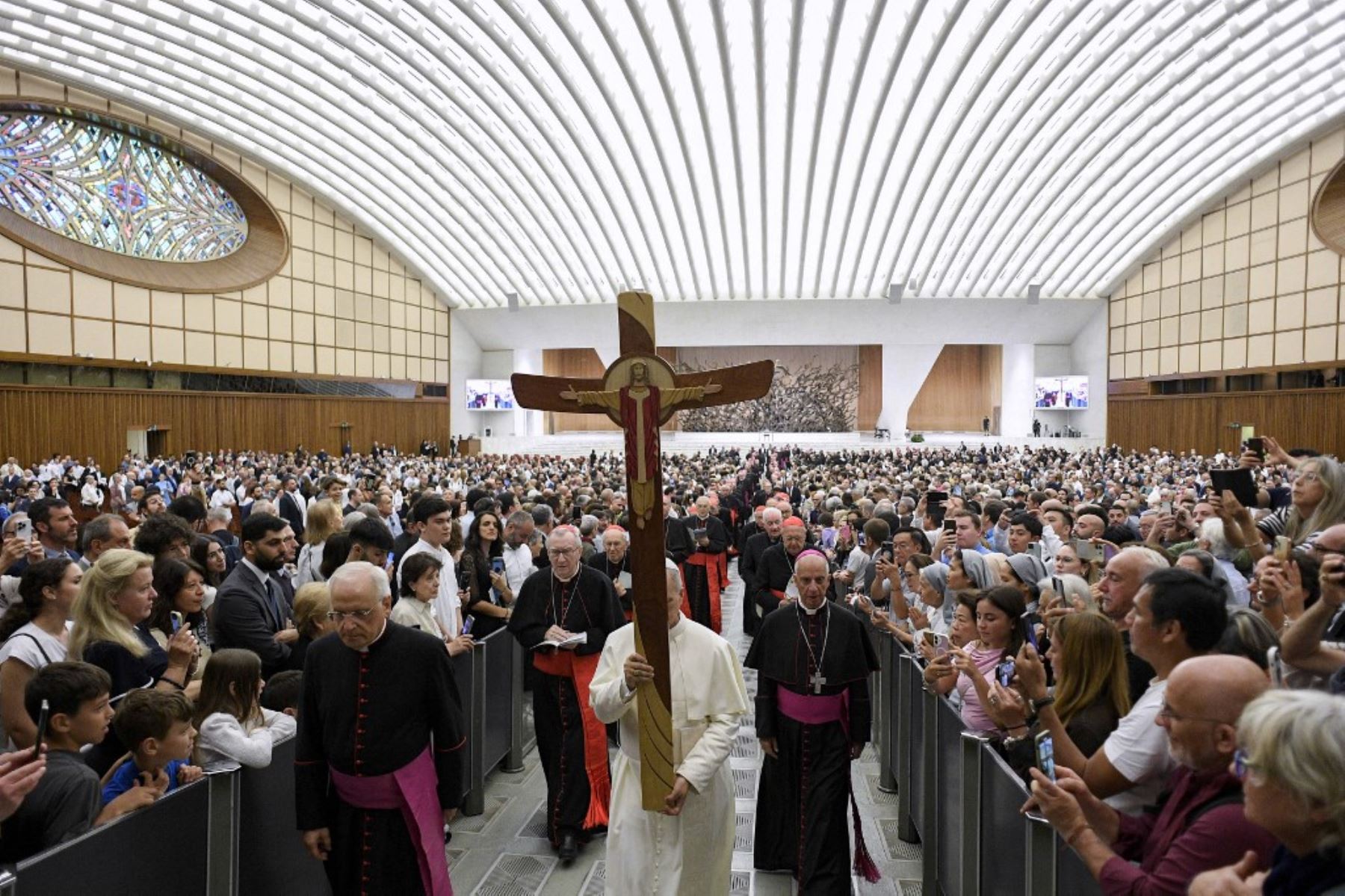 Esta fotografía de folleto tomada y publicada el 9 de junio de 2025, muestra al Papa León XIV sosteniendo un crucifijo mientras dirige la procesión desde el Aula Paolo VI (Sala de Audiencias de Pablo VI) en la Basílica de San Pedro antes de la Santa Misa como parte del Jubileo 2025 de la Santa Sede, en el Vaticano. (Foto de Simone Risoluti / VATICAN MEDIA / AFP)