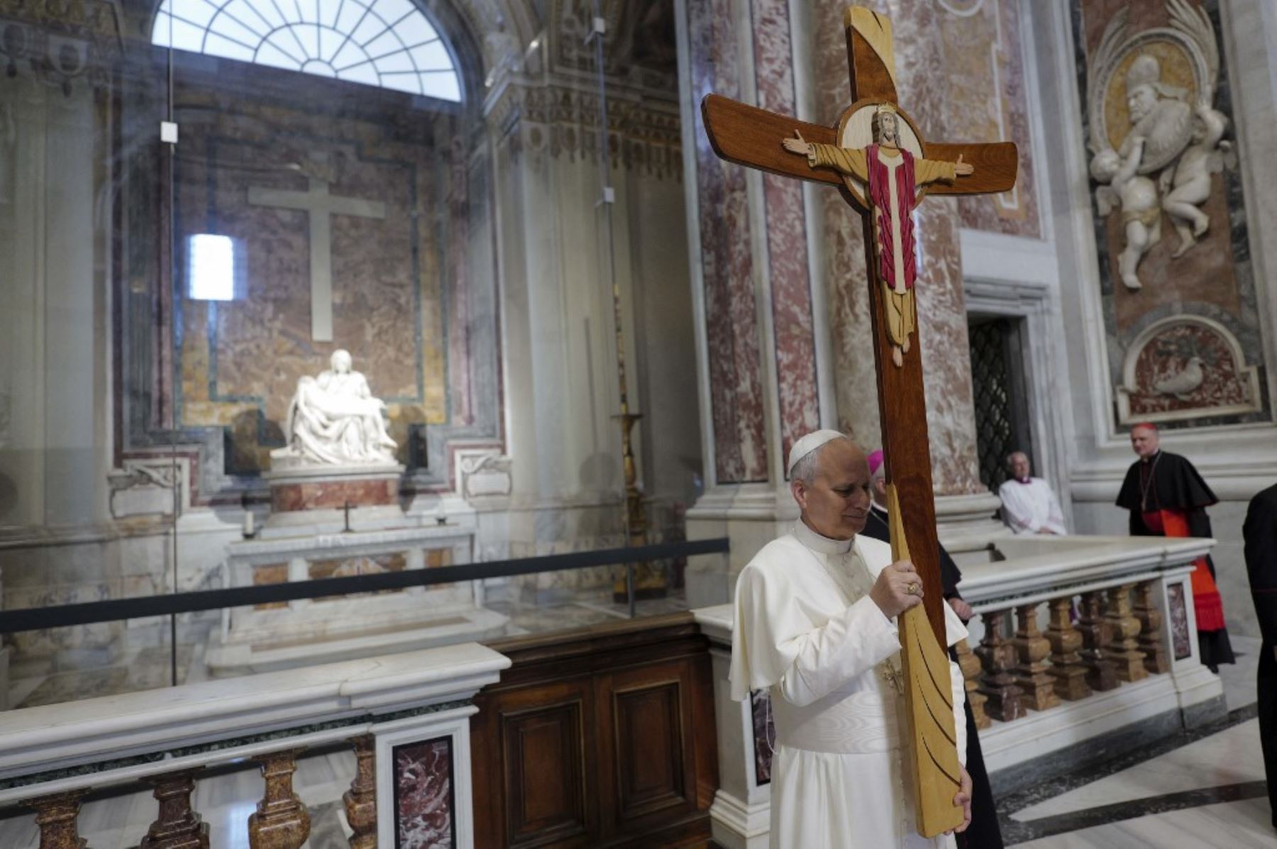 Esta fotografía de folleto tomada y publicada el 9 de junio de 2025, muestra al Papa León XIV sosteniendo una cruz de Jubileo durante una procesión en la Basílica de San Pedro antes de una parte de misa del Jubileo de la Santa Sede 2025, en el Vaticano. (Foto de Simone Risoluti / VATICAN MEDIA / AFP)